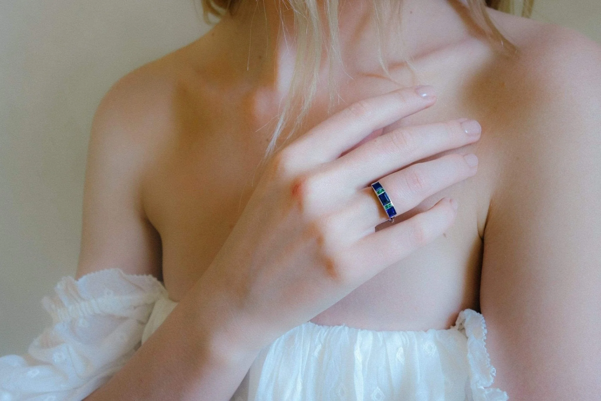 ART DECO SAPPHIRE AND EMERALD RING - Image 5