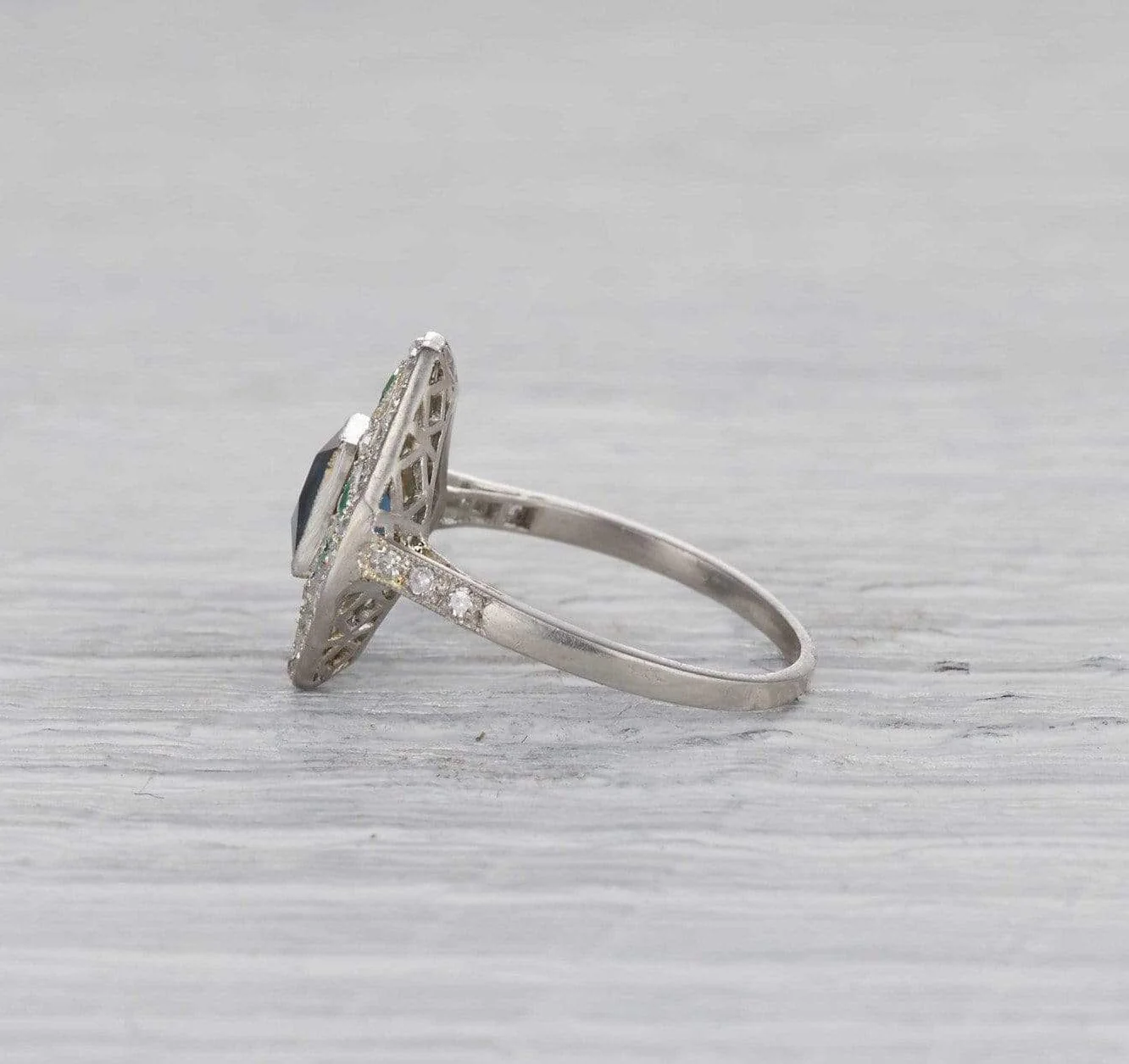 Art Deco Sapphire and Emerald Ring - Image 3
