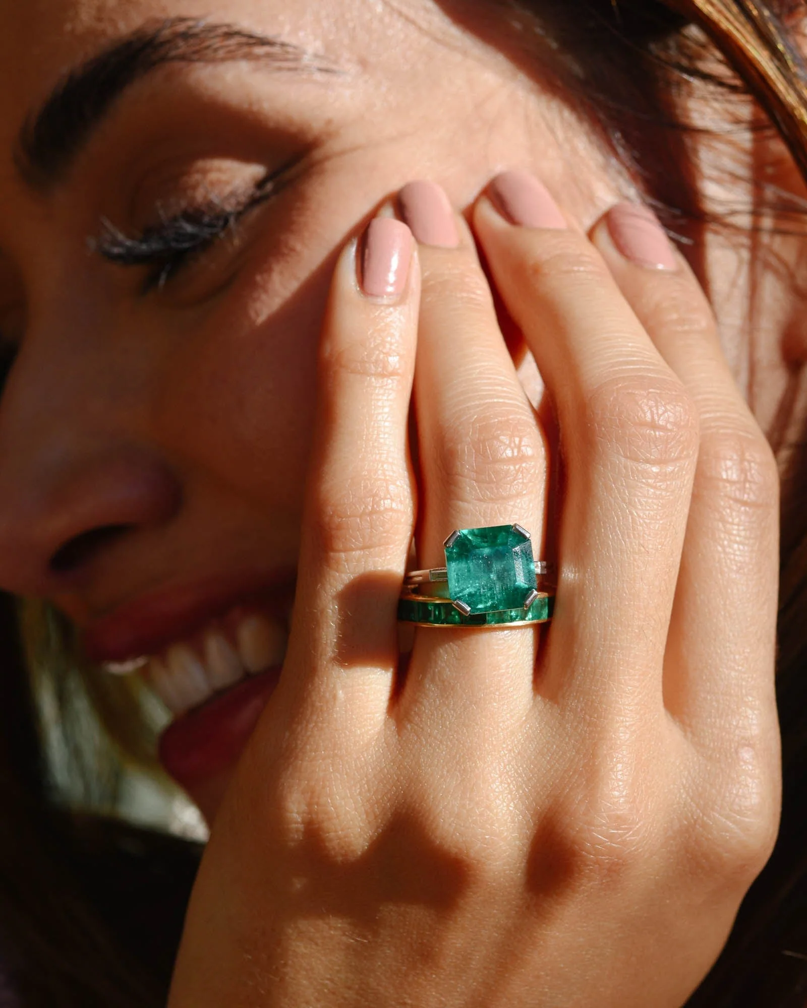 Boucheron Art Deco 5.65 Carat Emerald Cut Colombian Emerald Vintage Ring - Image 2