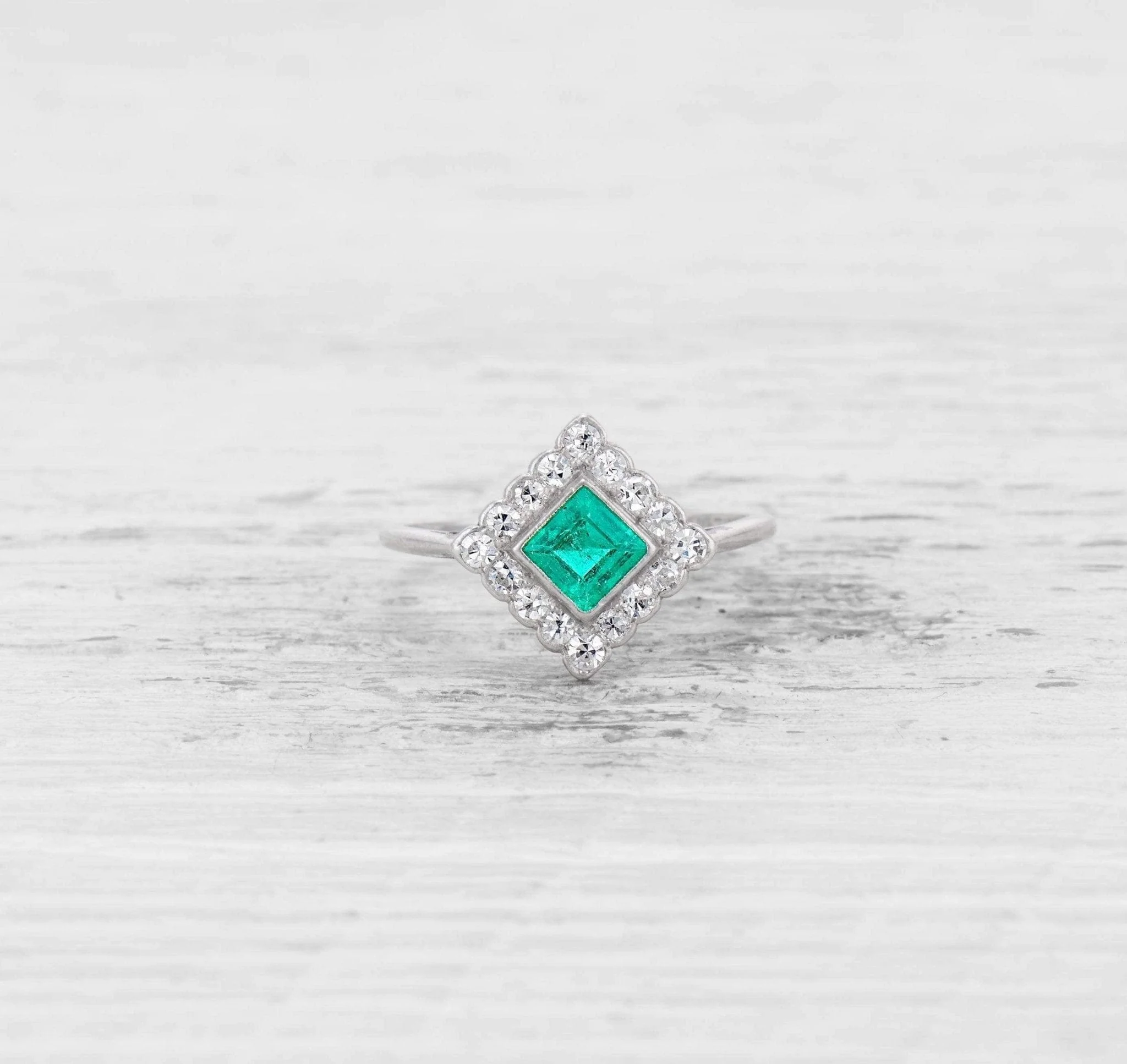 EARLY ART DECO EMERALD AND DIAMOND RING - Image 2