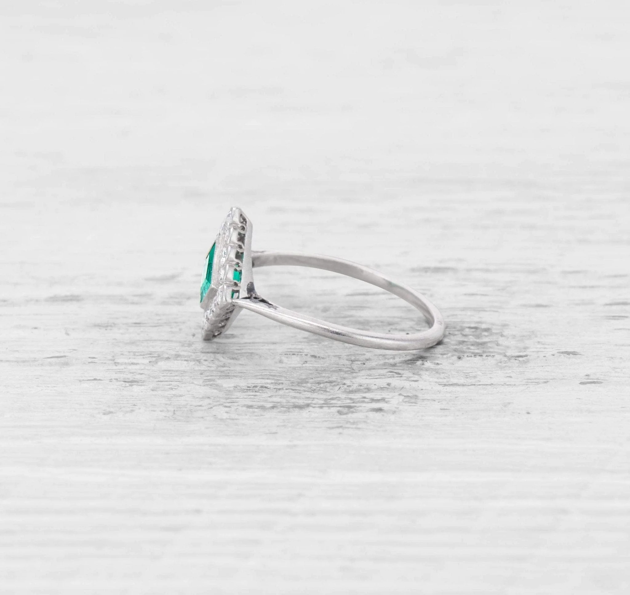 EARLY ART DECO EMERALD AND DIAMOND RING - Image 3