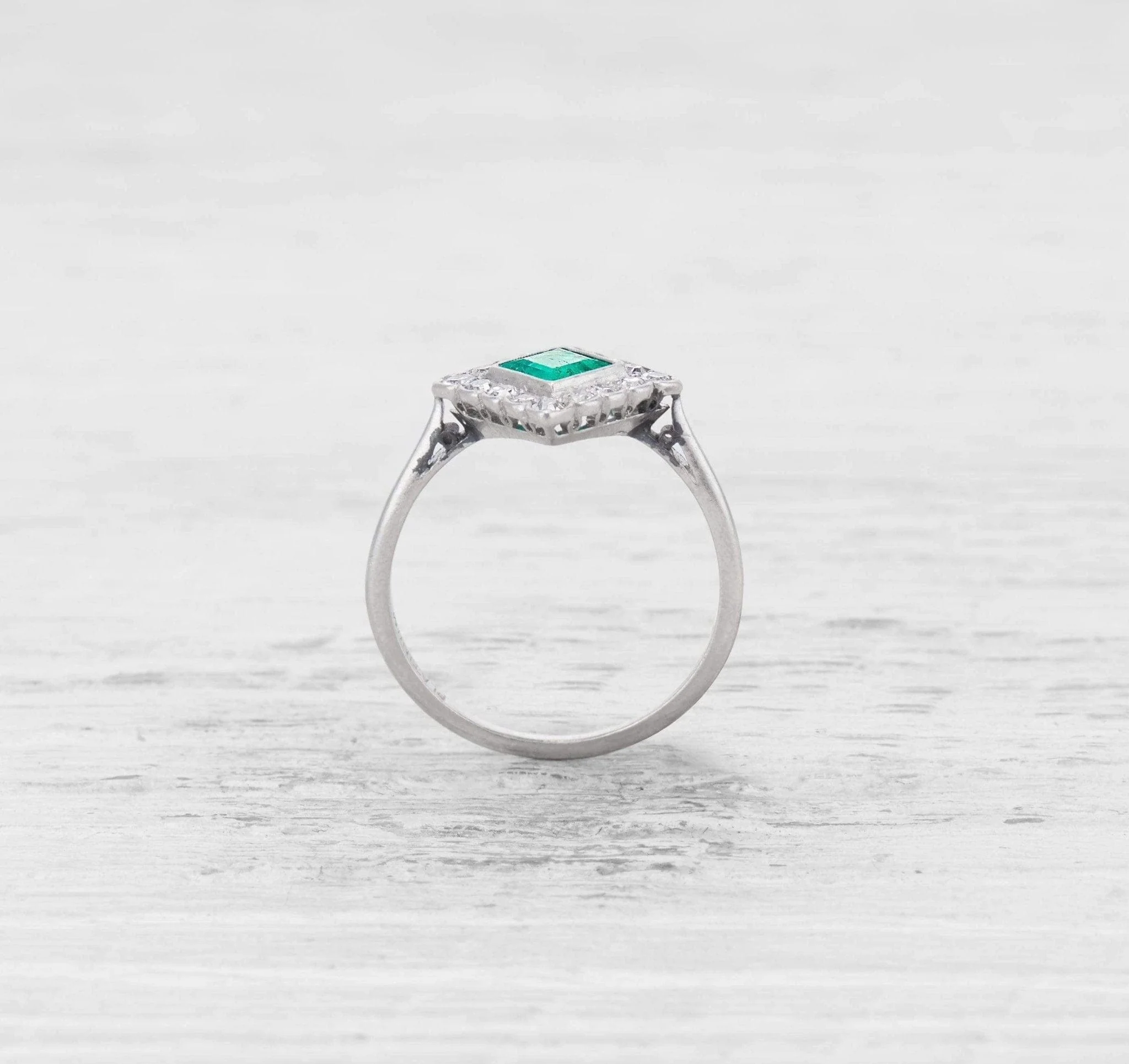 EARLY ART DECO EMERALD AND DIAMOND RING - Image 4