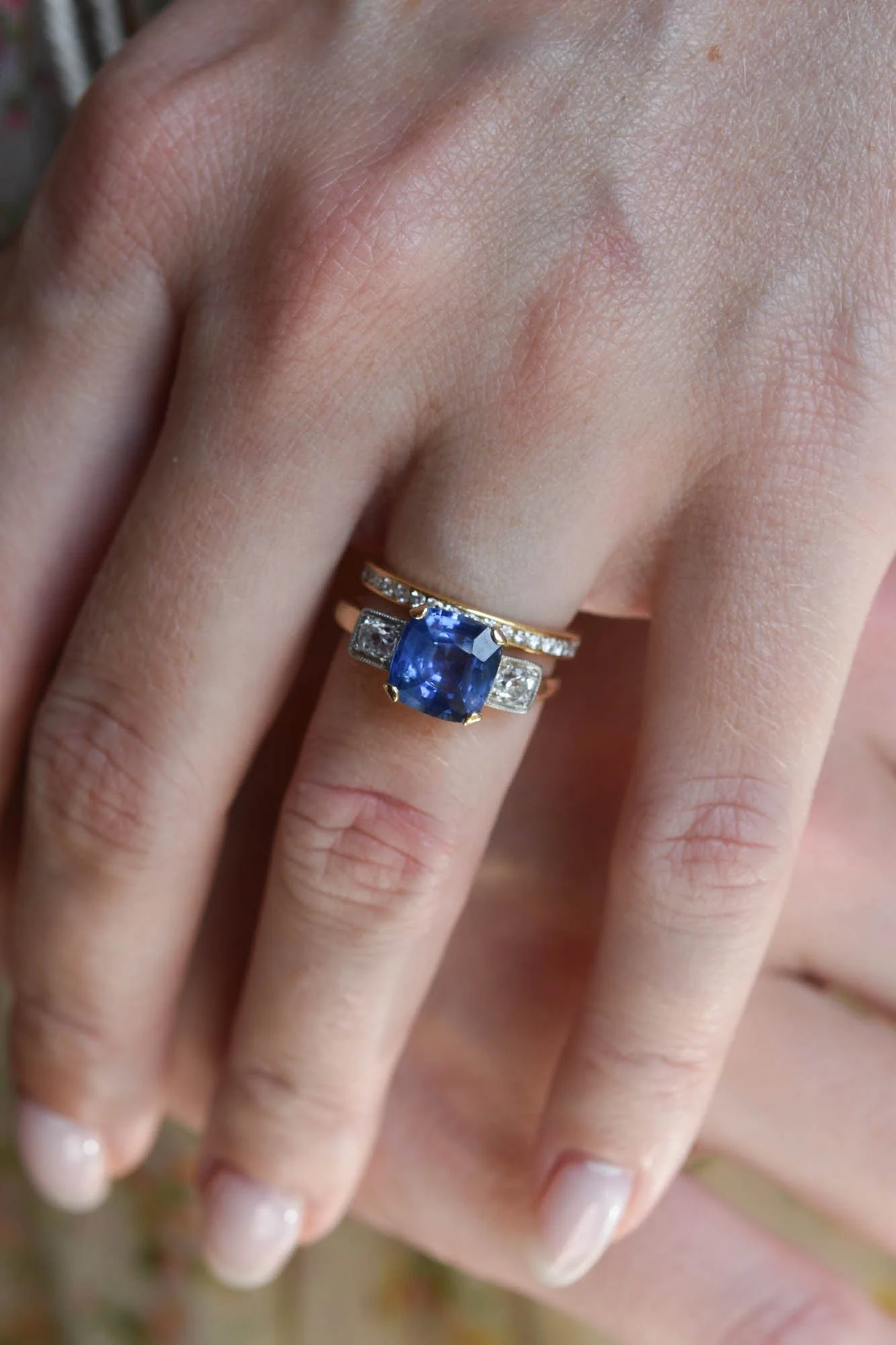 Edwardian 2.76 Carat Ceylon Sapphire Three Stone Antique Engagement Ring - Image 3