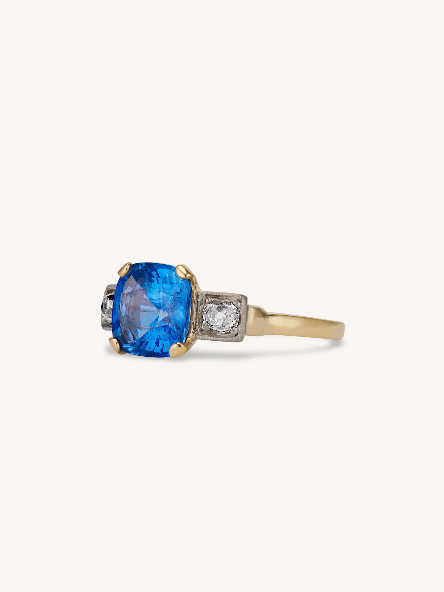 Edwardian 2.76 Carat Ceylon Sapphire Three Stone Antique Engagement Ring - Image 4