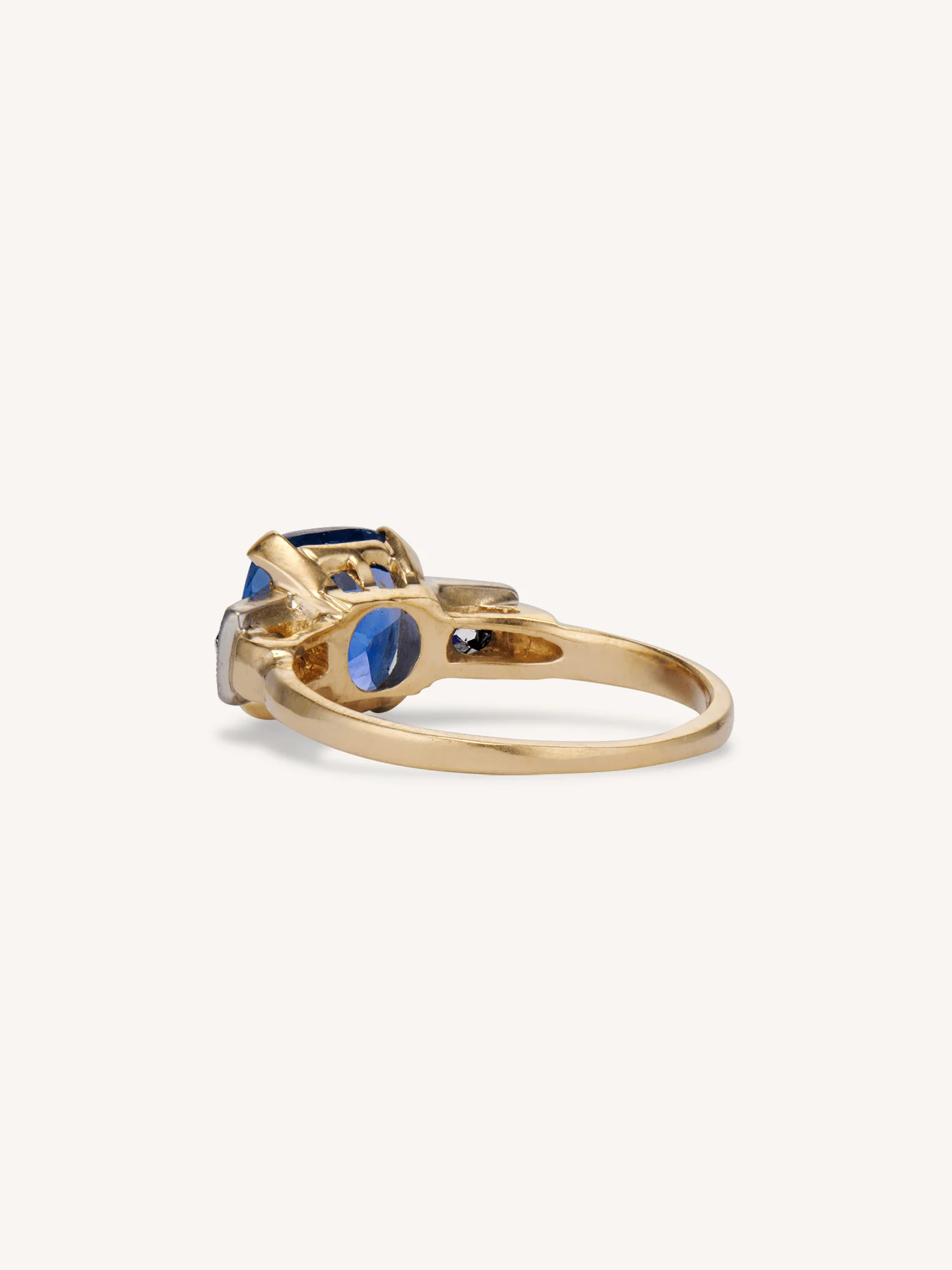 Edwardian 2.76 Carat Ceylon Sapphire Three Stone Antique Engagement Ring - Image 5