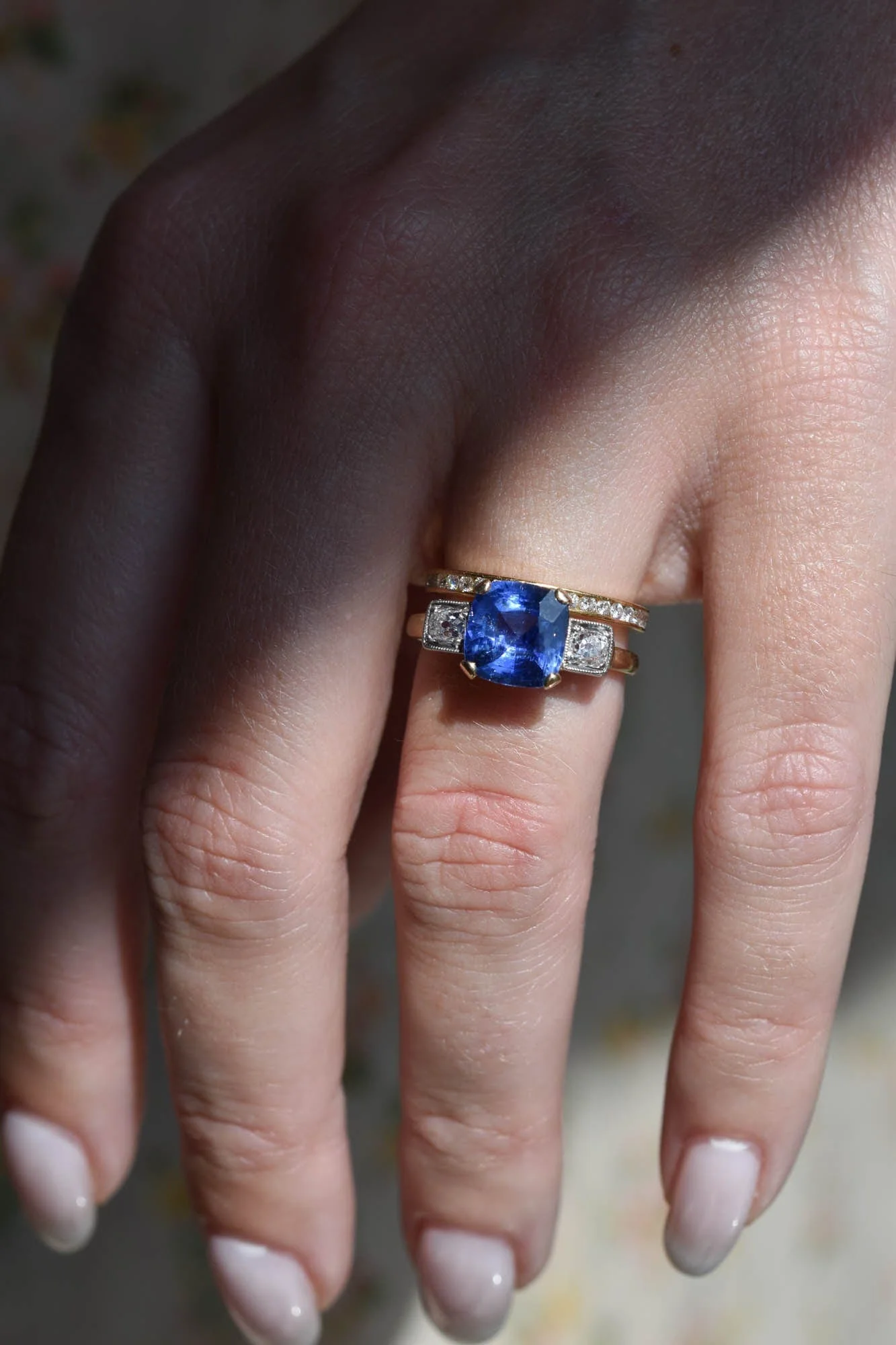 Edwardian 2.76 Carat Ceylon Sapphire Three Stone Antique Engagement Ring - Image 6