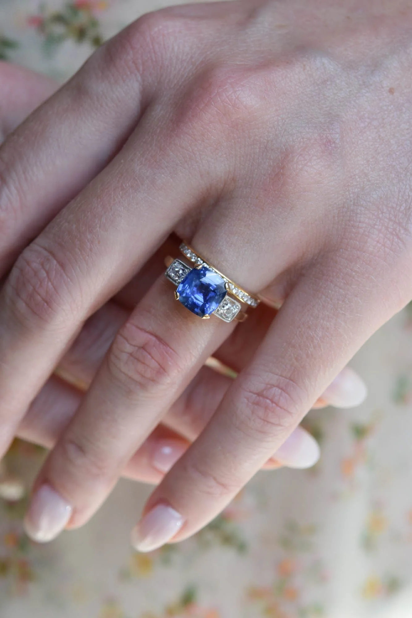 Edwardian 2.76 Carat Ceylon Sapphire Three Stone Antique Engagement Ring - Image 7