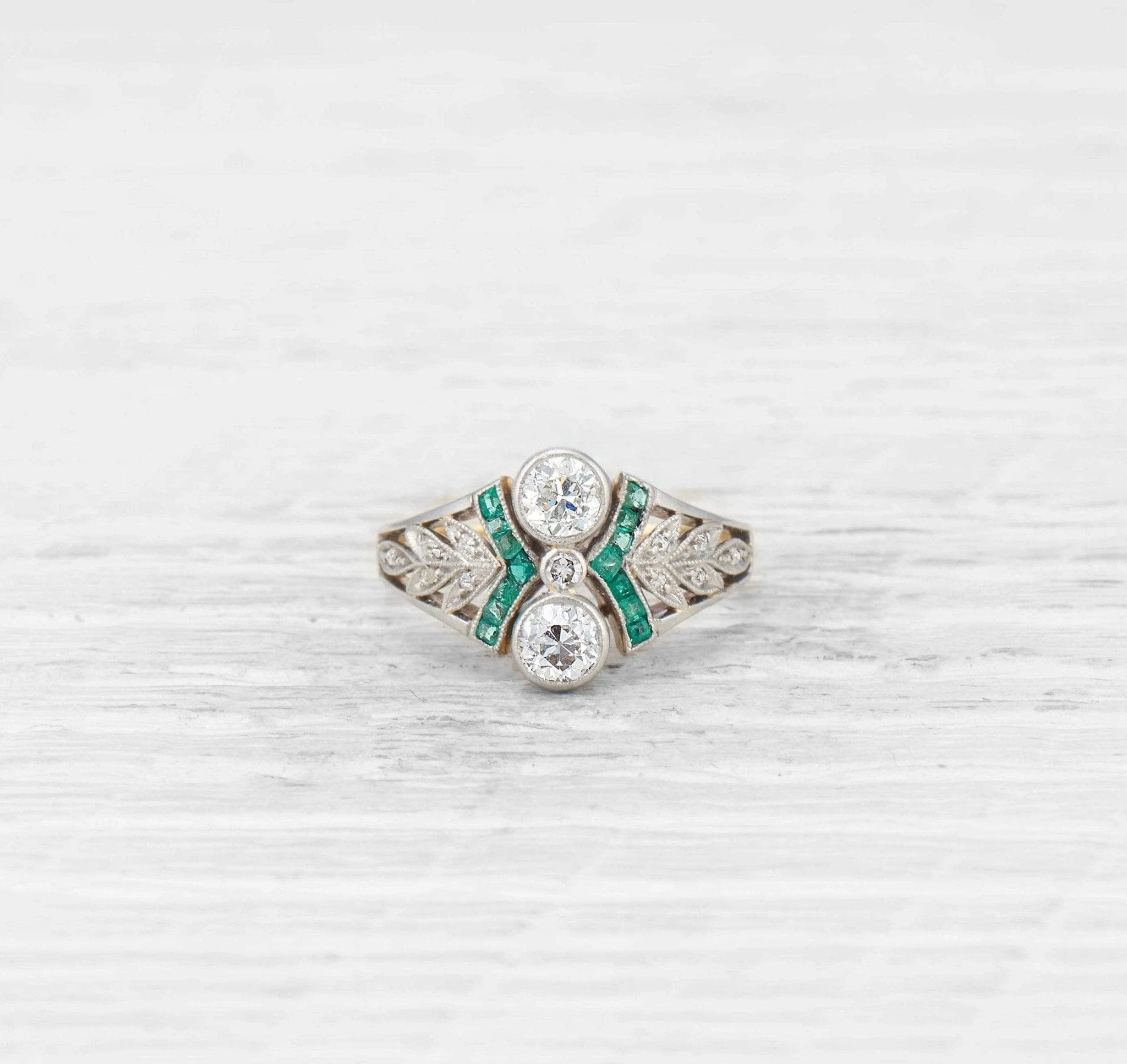 EDWARDIAN DIAMOND AND EMERALD RING - Image 2