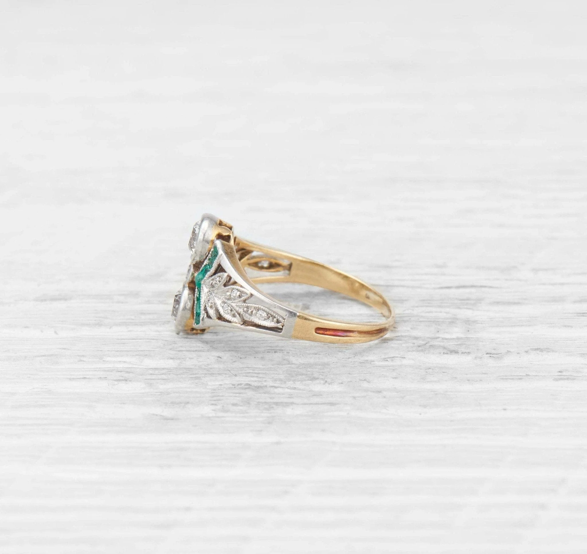 EDWARDIAN DIAMOND AND EMERALD RING - Image 3