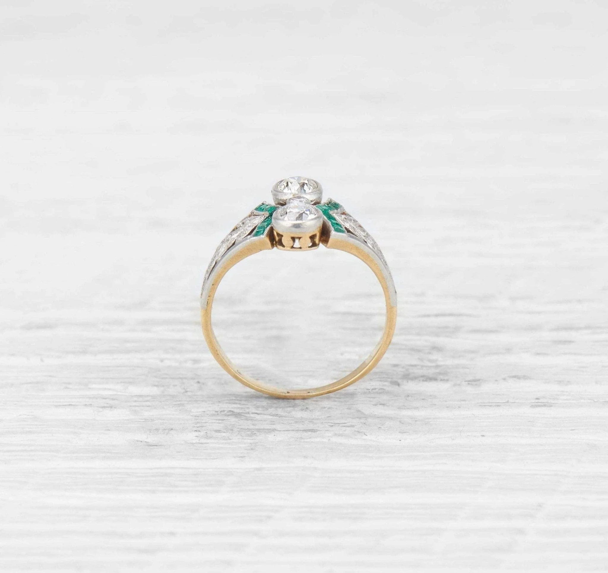 EDWARDIAN DIAMOND AND EMERALD RING - Image 4