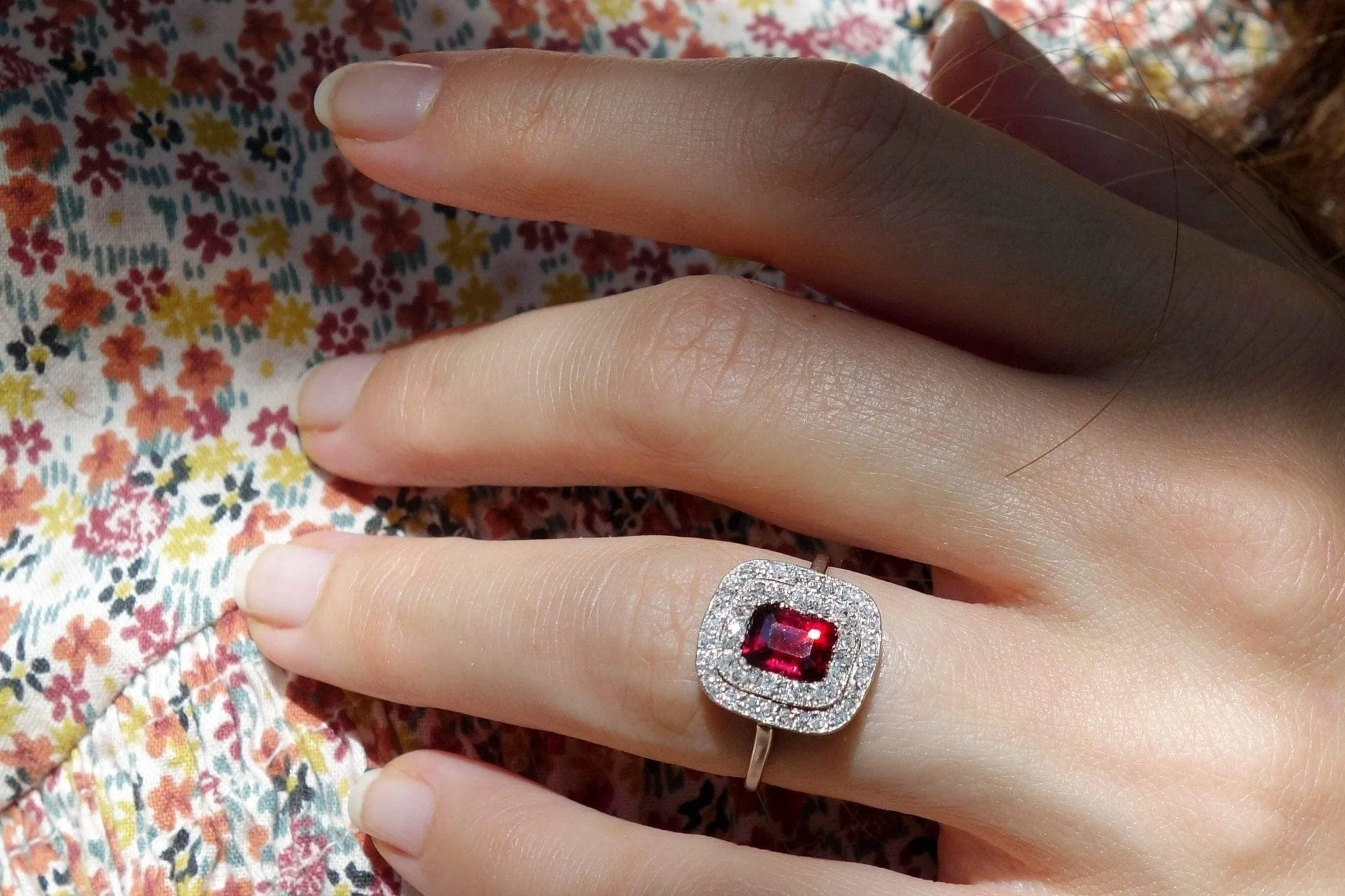 EDWARDIAN GARNET AND DIAMOND ENGAGEMENT RING - Image 6