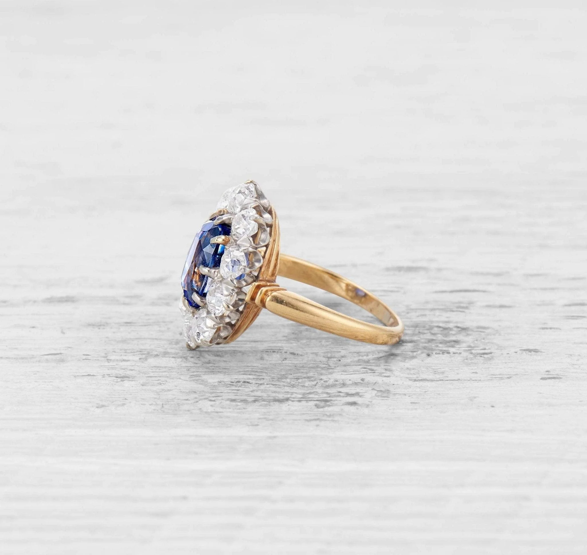 EDWARDIAN SAPPHIRE AND DIAMOND CLUSTER RING - Image 3