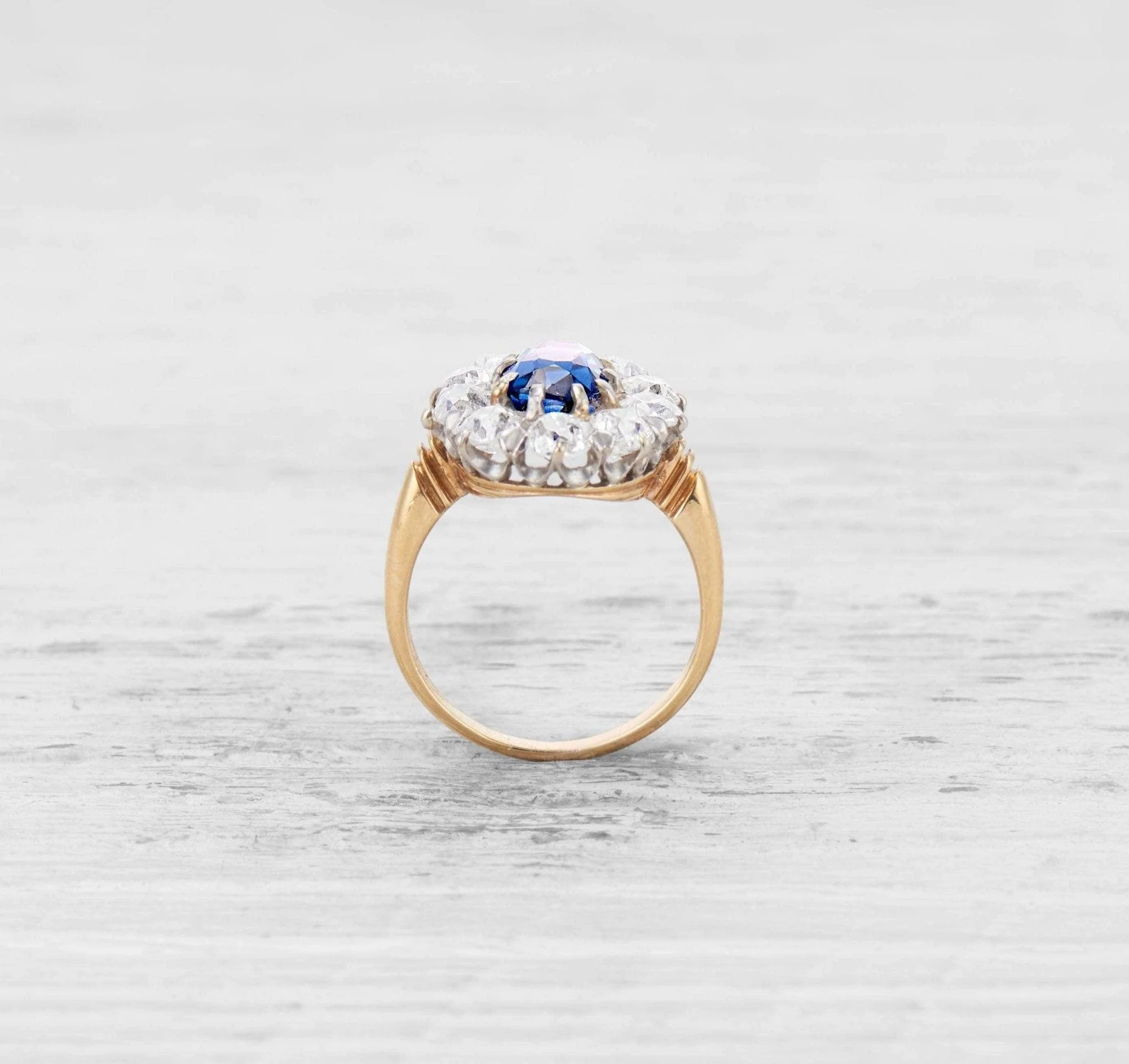 EDWARDIAN SAPPHIRE AND DIAMOND CLUSTER RING - Image 4