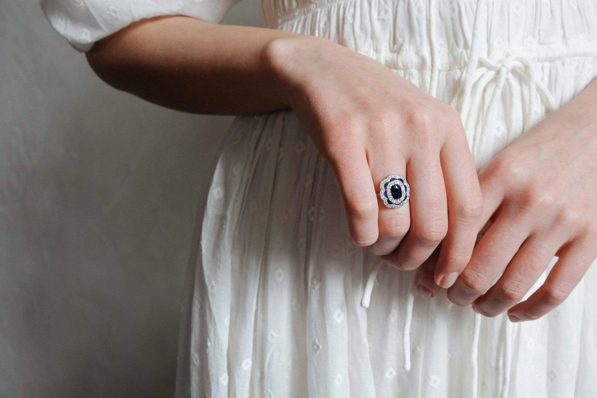 EDWARDIAN SAPPHIRE AND DIAMOND ENGAGEMENT RING - Image 5