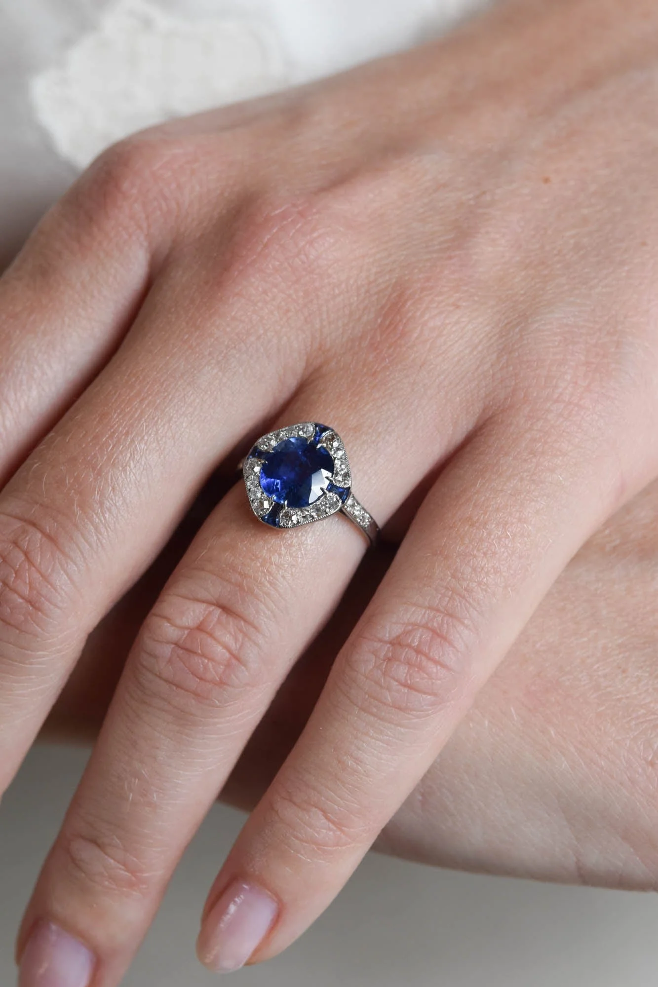 High Art Deco 2.50 Carat Lozenge-Shaped Burmese Sapphire & Diamond Vintage Ring, France - Image 2