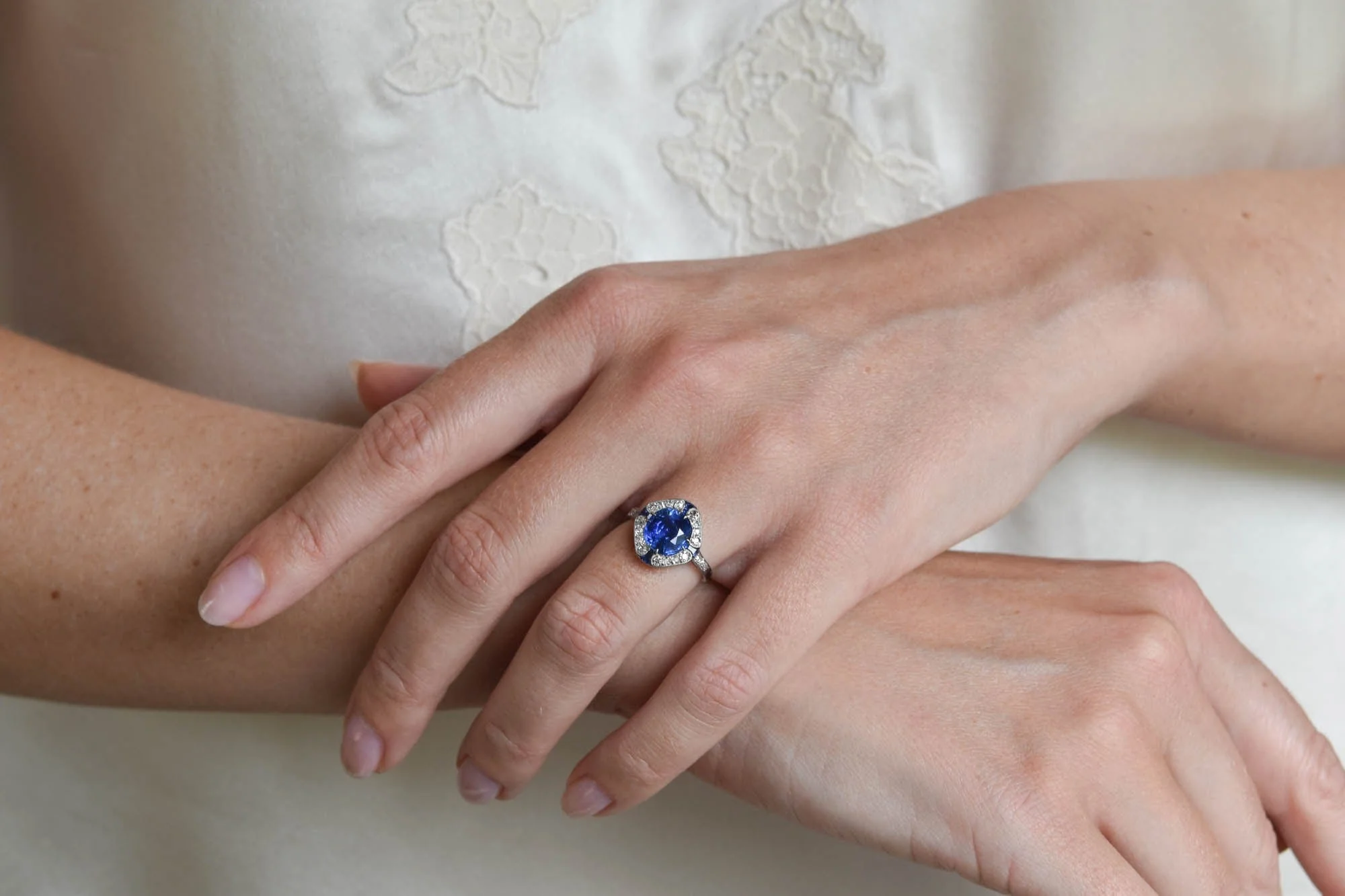 High Art Deco 2.50 Carat Lozenge-Shaped Burmese Sapphire & Diamond Vintage Ring, France - Image 3