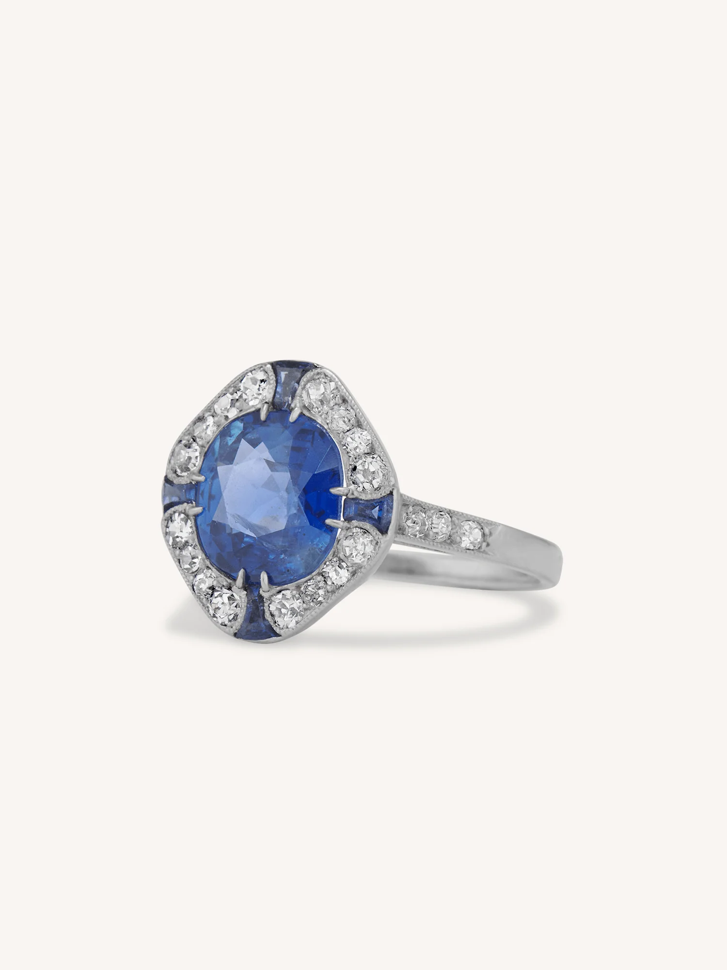 High Art Deco 2.50 Carat Lozenge-Shaped Burmese Sapphire & Diamond Vintage Ring, France - Image 4