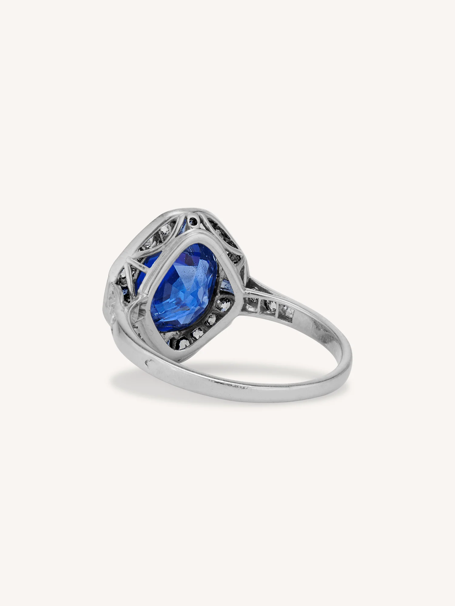 High Art Deco 2.50 Carat Lozenge-Shaped Burmese Sapphire & Diamond Vintage Ring, France - Image 5