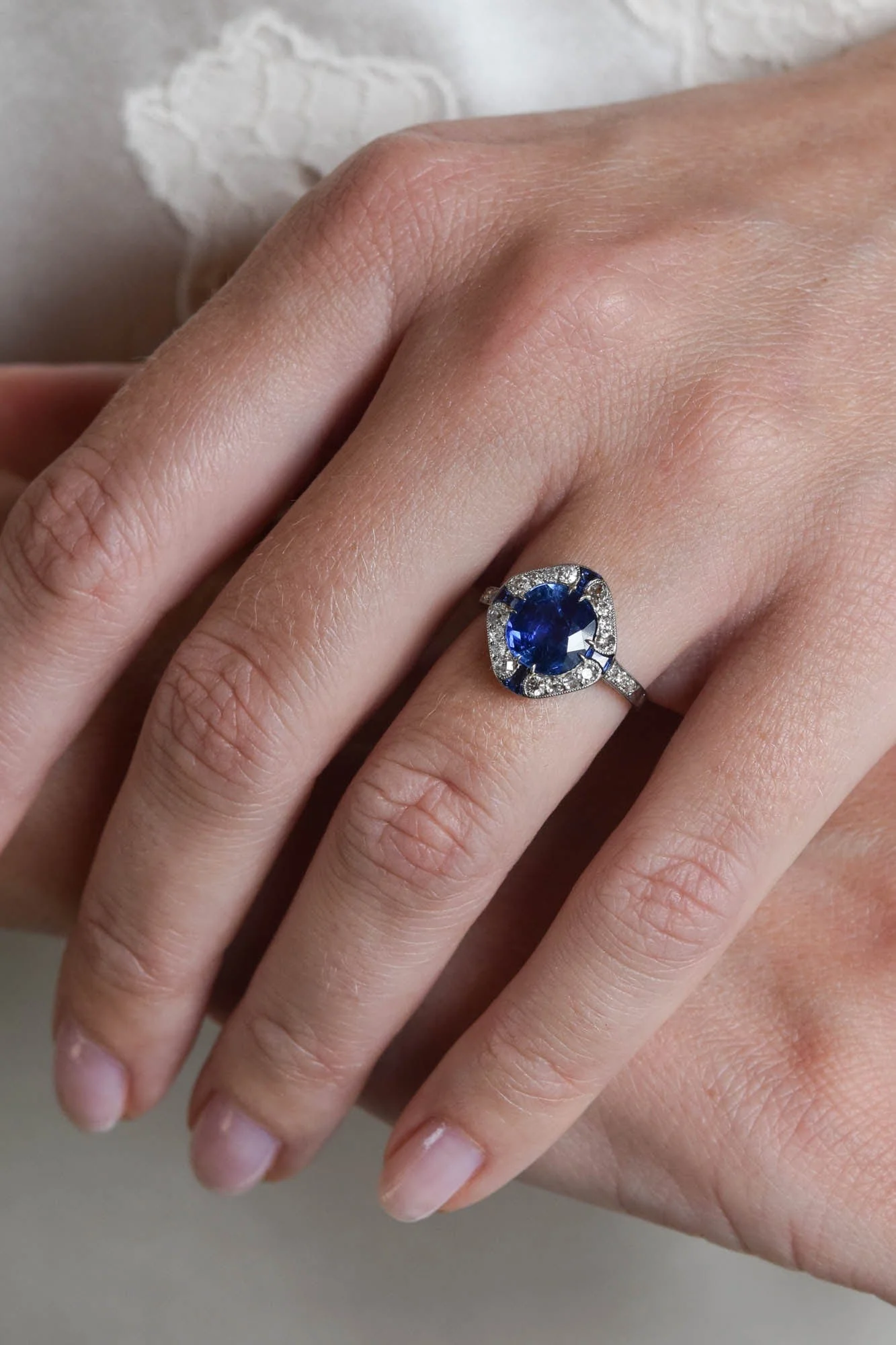 High Art Deco 2.50 Carat Lozenge-Shaped Burmese Sapphire & Diamond Vintage Ring, France - Image 6