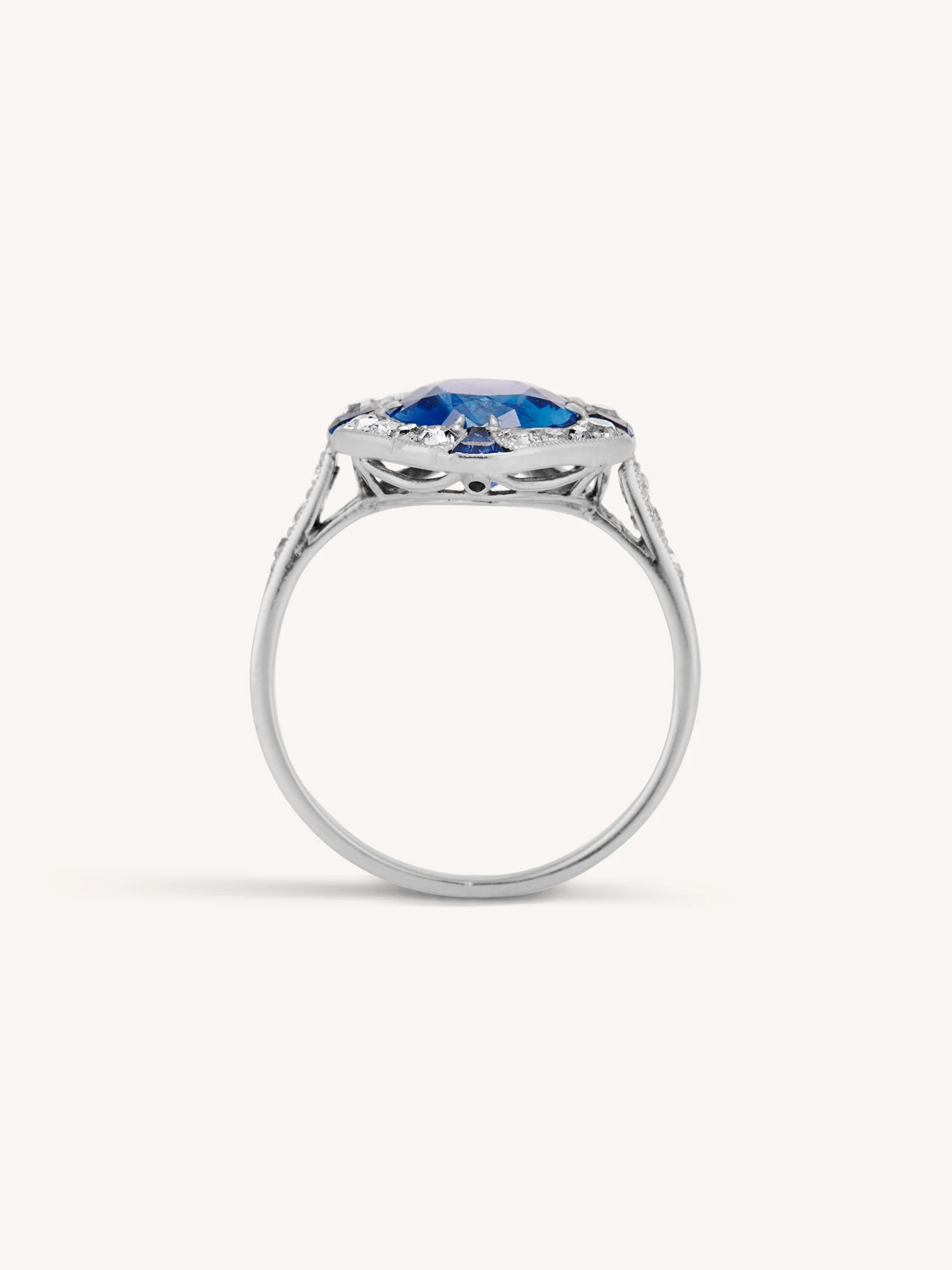 High Art Deco 2.50 Carat Lozenge-Shaped Burmese Sapphire & Diamond Vintage Ring, France - Image 7
