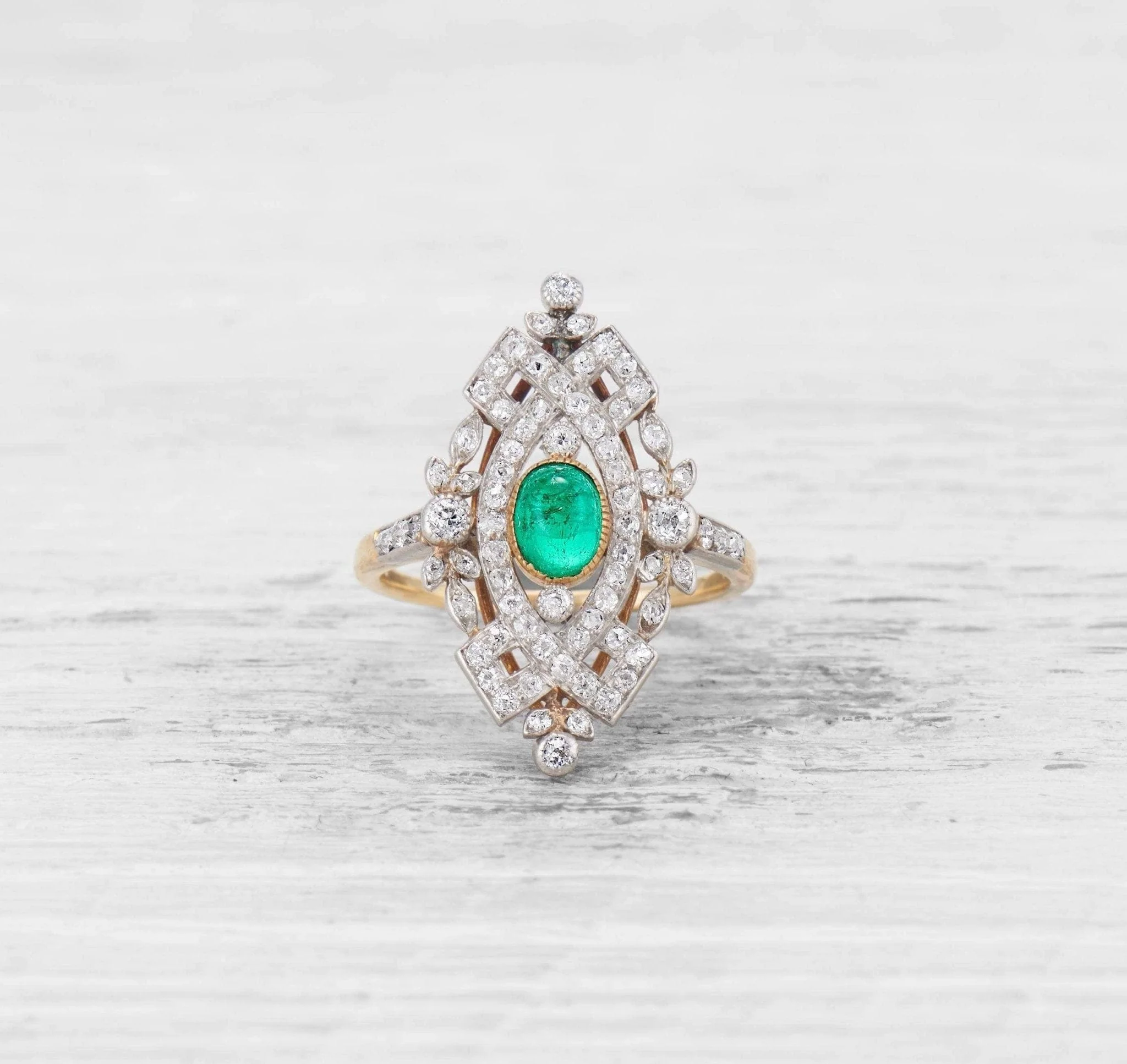 LATE EDWARDIAN EMERALD AND DIAMOND RING - Image 2