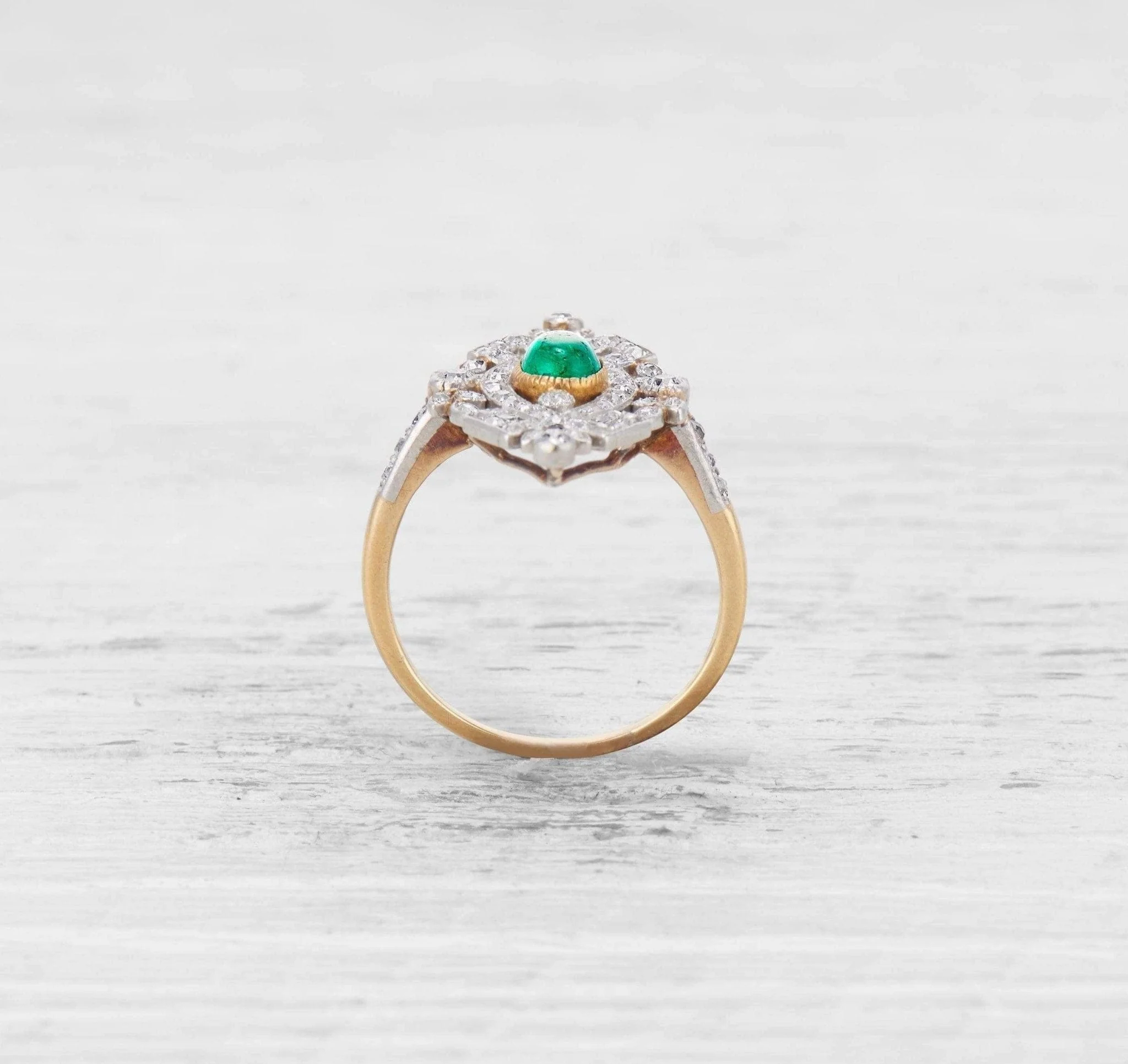 LATE EDWARDIAN EMERALD AND DIAMOND RING - Image 3