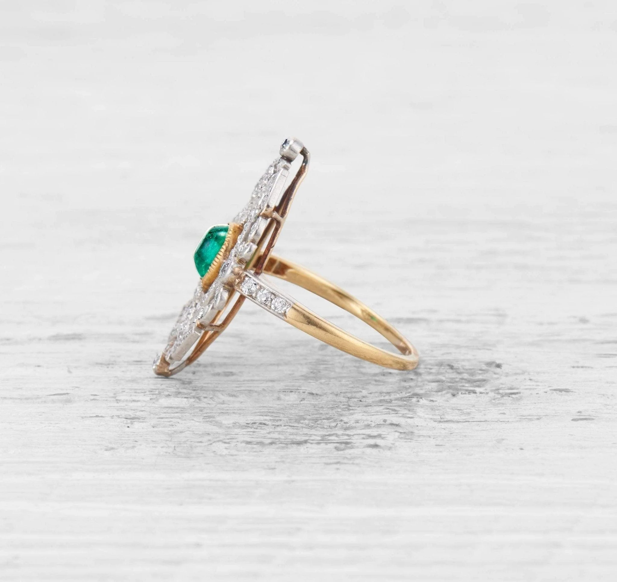 LATE EDWARDIAN EMERALD AND DIAMOND RING - Image 4