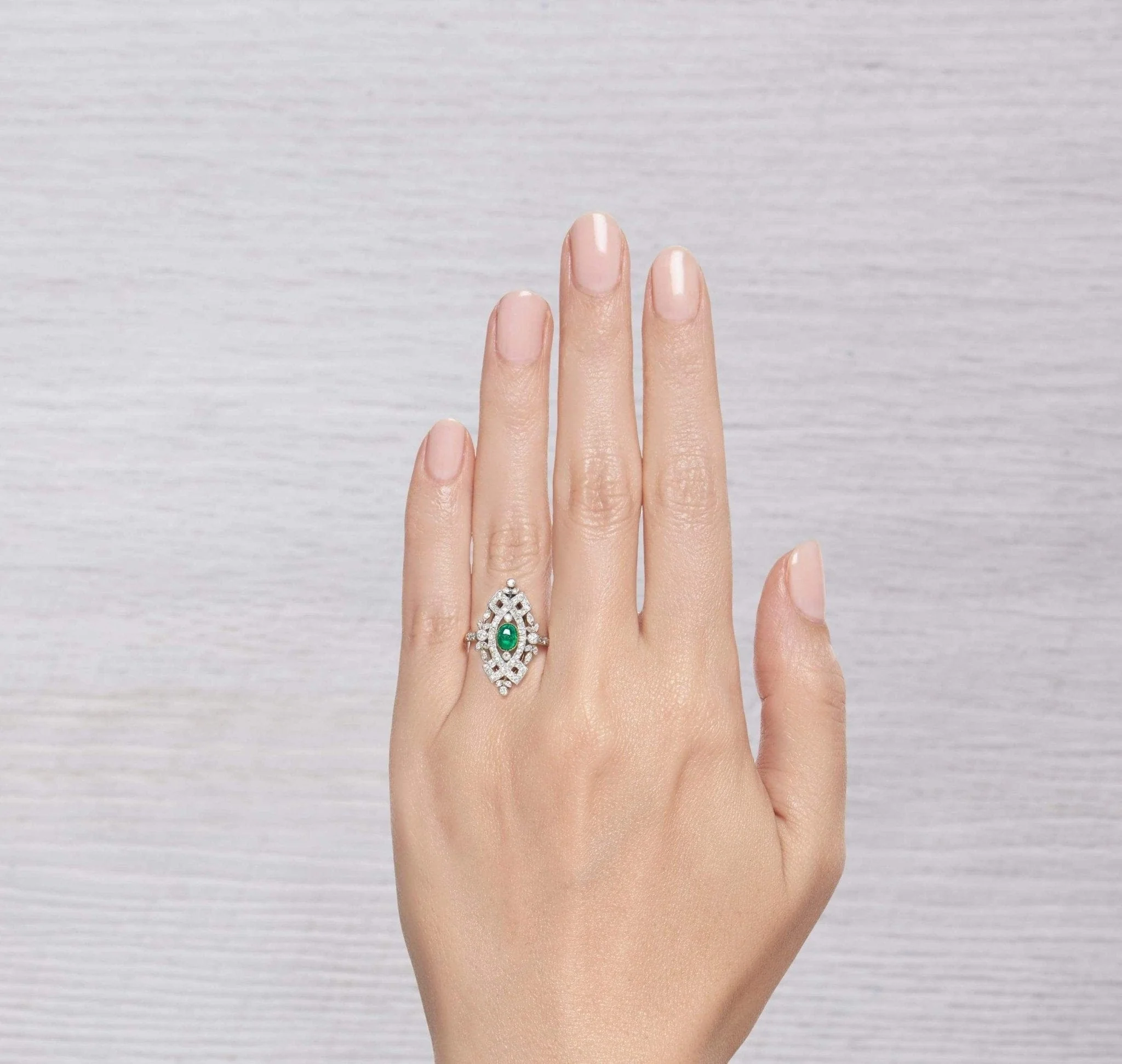 LATE EDWARDIAN EMERALD AND DIAMOND RING - Image 6