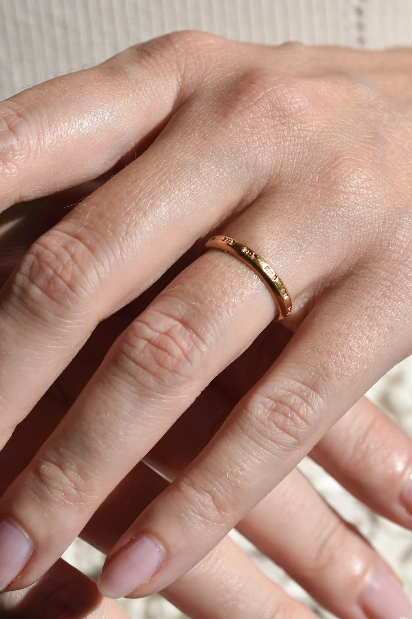 Late Victorian 18k Yellow Gold Antique Engraved Band, Netherlands - Size 5.5 - Image 2