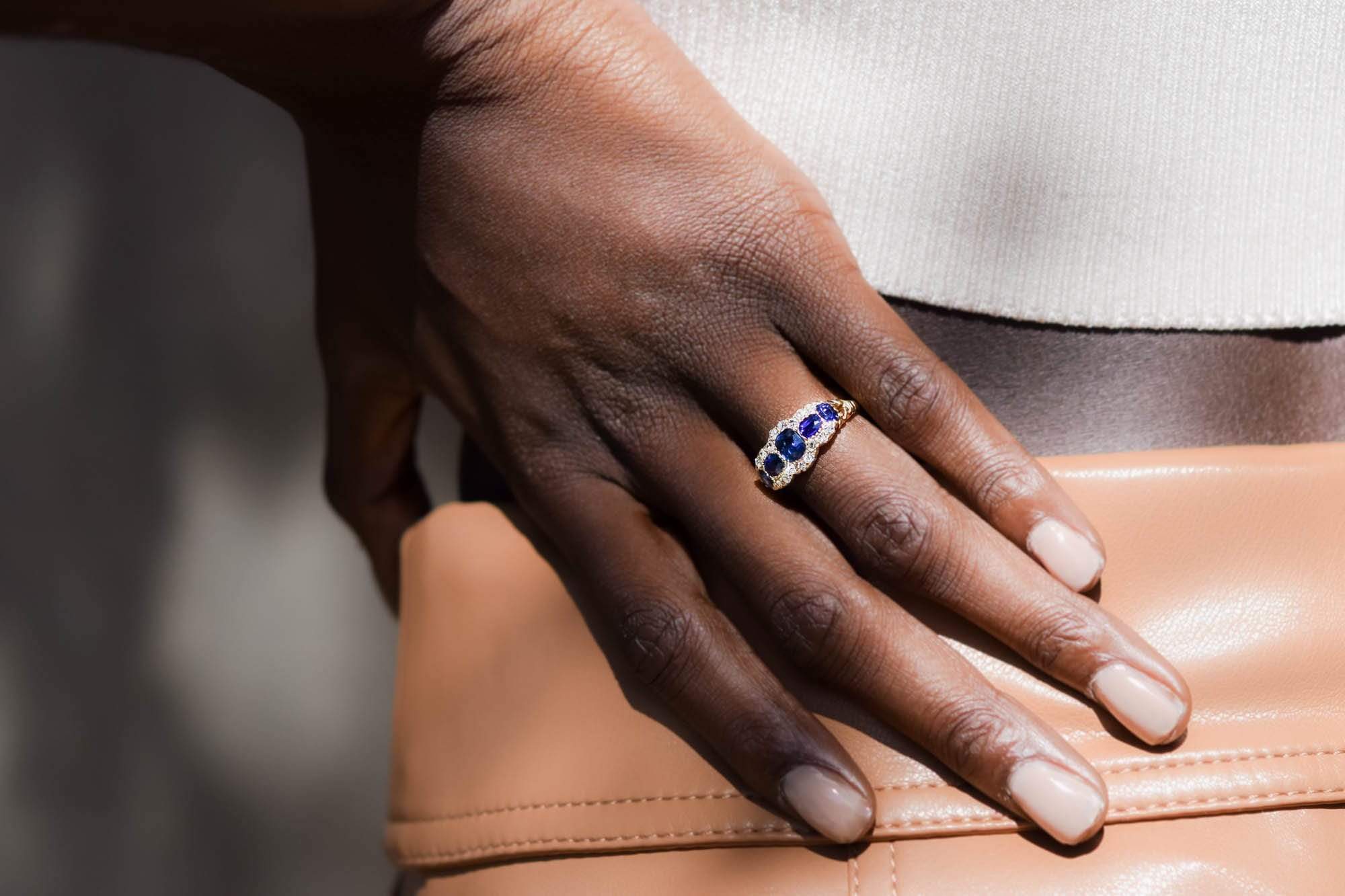 Late Victorian Cushion-Cut Sapphire and Diamond & Gold 5-Stone Ring - Image 5