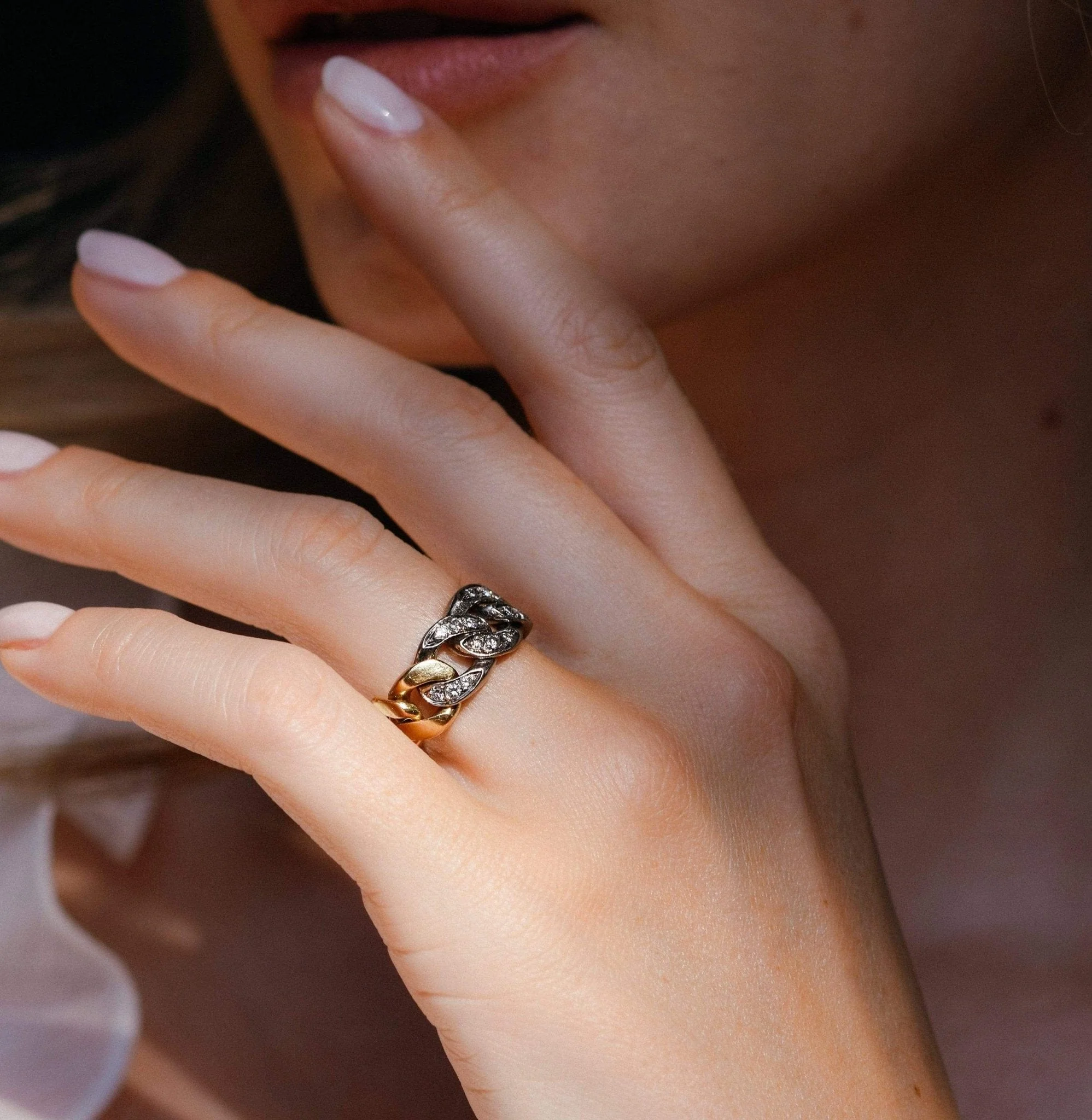 1970s Diamond & Bi-Color Gold Curb Link Chain Ring - Image 5