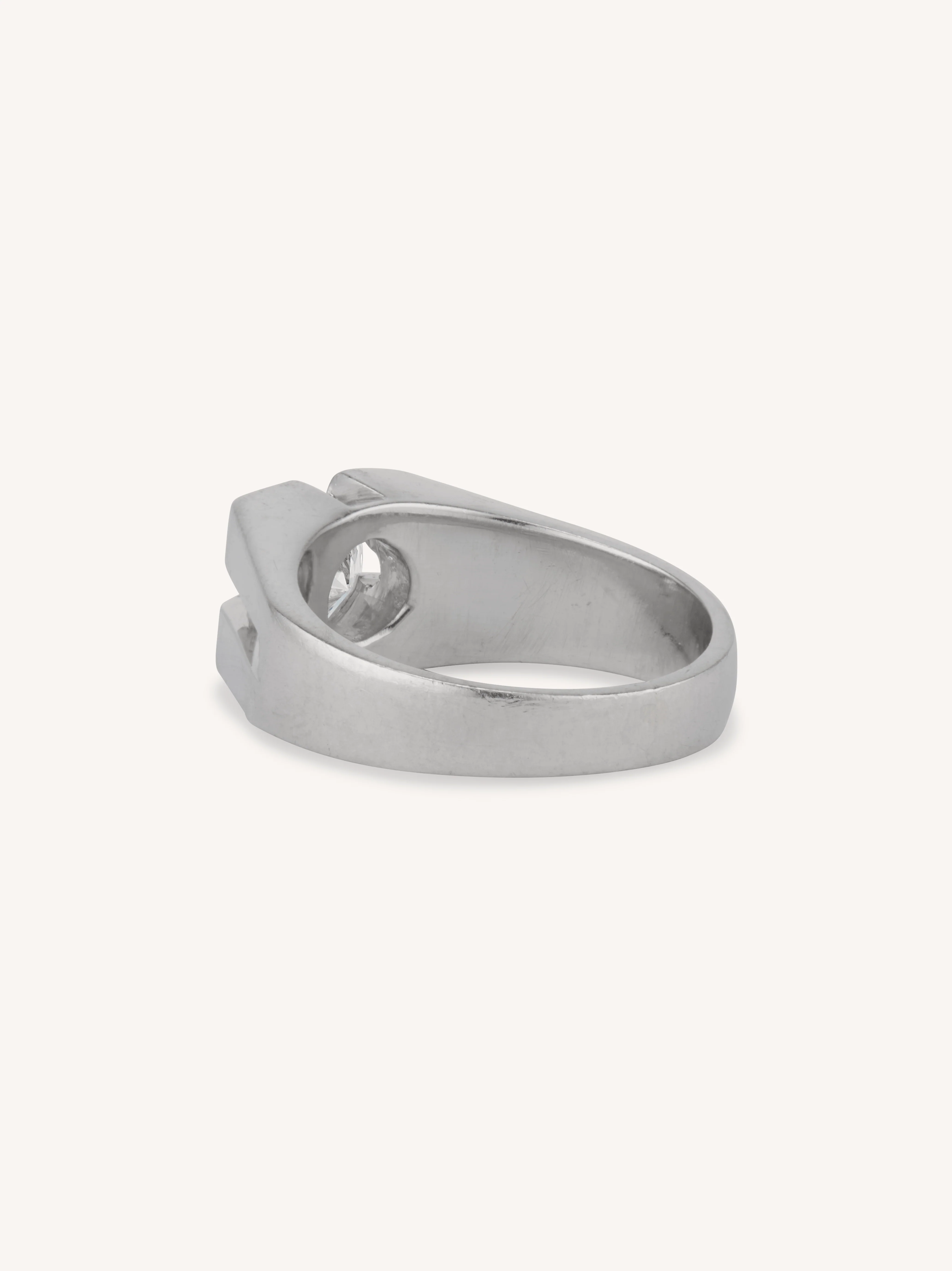 Mid-Century 1.05 Carat Round Brilliant Cut Diamond & Platinum Vintage Engagement Ring - Image 5