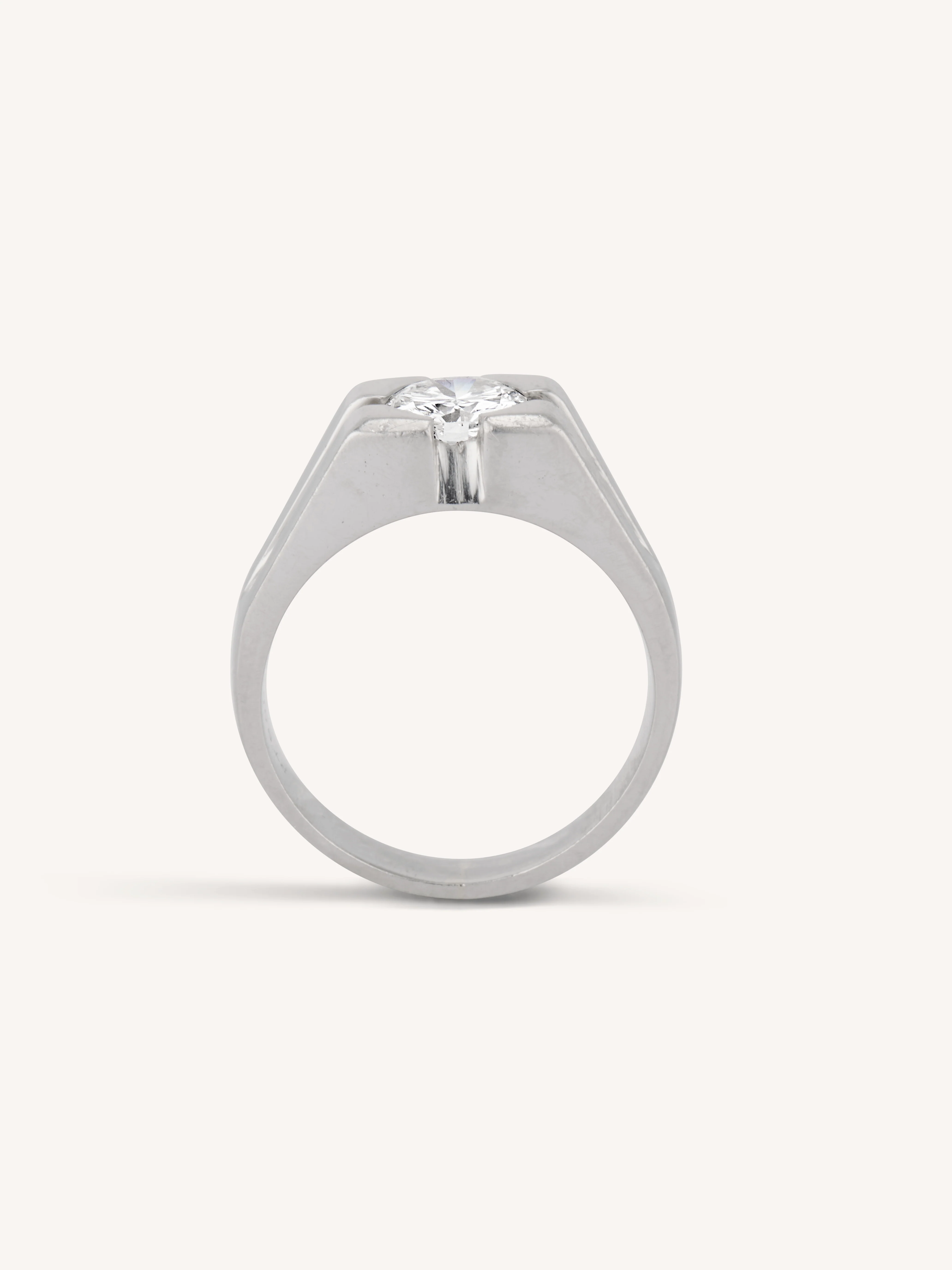 Mid-Century 1.05 Carat Round Brilliant Cut Diamond & Platinum Vintage Engagement Ring - Image 6
