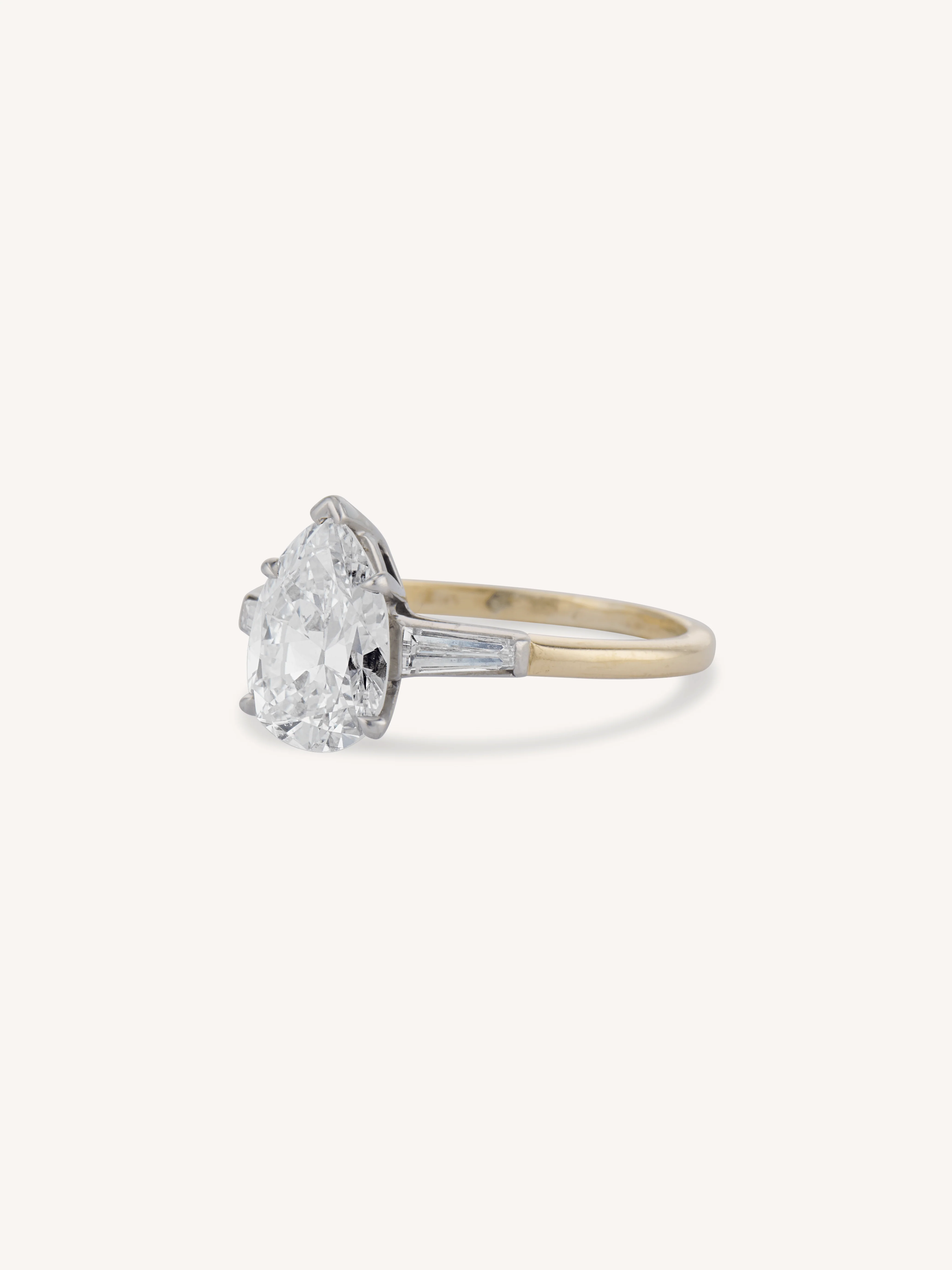 Tiffany & Co. Mid-Century 1.77 Carat Pear Cut Diamond 18k Yellow Gold and Platinum Vintage Engagement Ring - Image 4