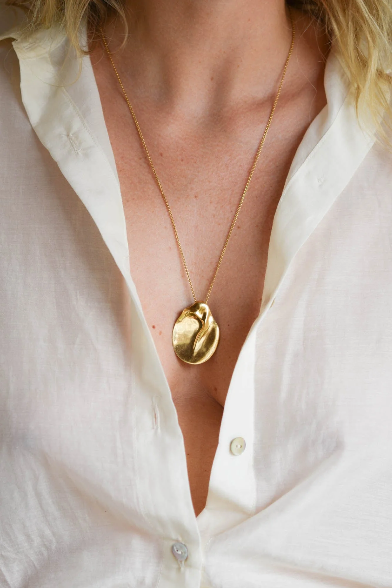 Tiffany & Co. Elsa Peretti Vintage 18K Gold Extra Large Madonna Pendant and Chain Necklace - Image 3