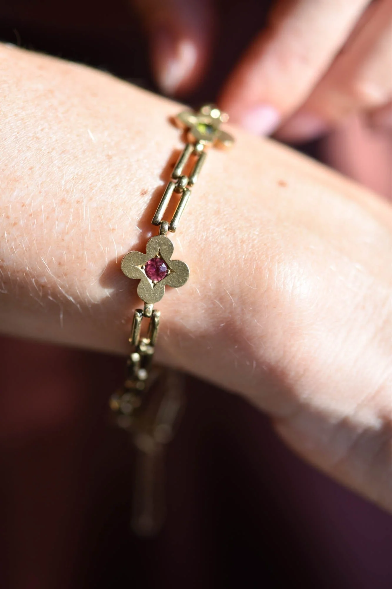 Victorian 14K Gold Gem-Set Clover Bracelet - Image 2