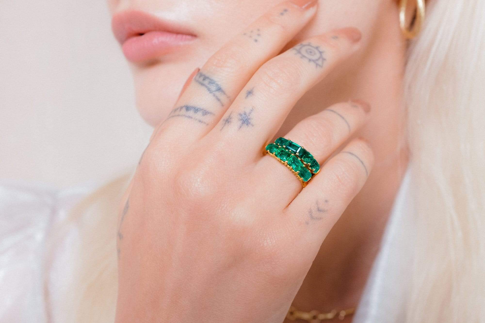 1880s Victorian Emerald Yellow Gold Half Hoop Band - Image 5