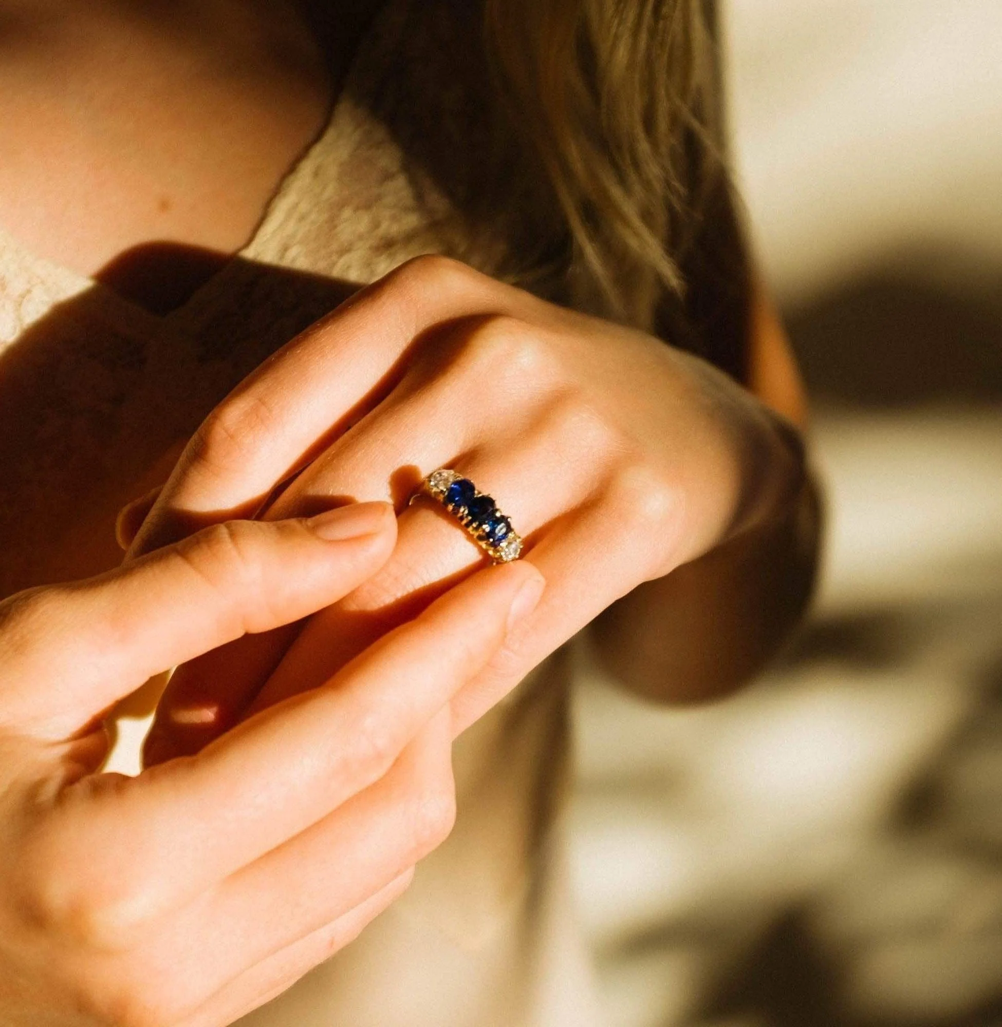 VICTORIAN FIVE STONE SAPPHIRE AND DIAMOND RING - Image 4