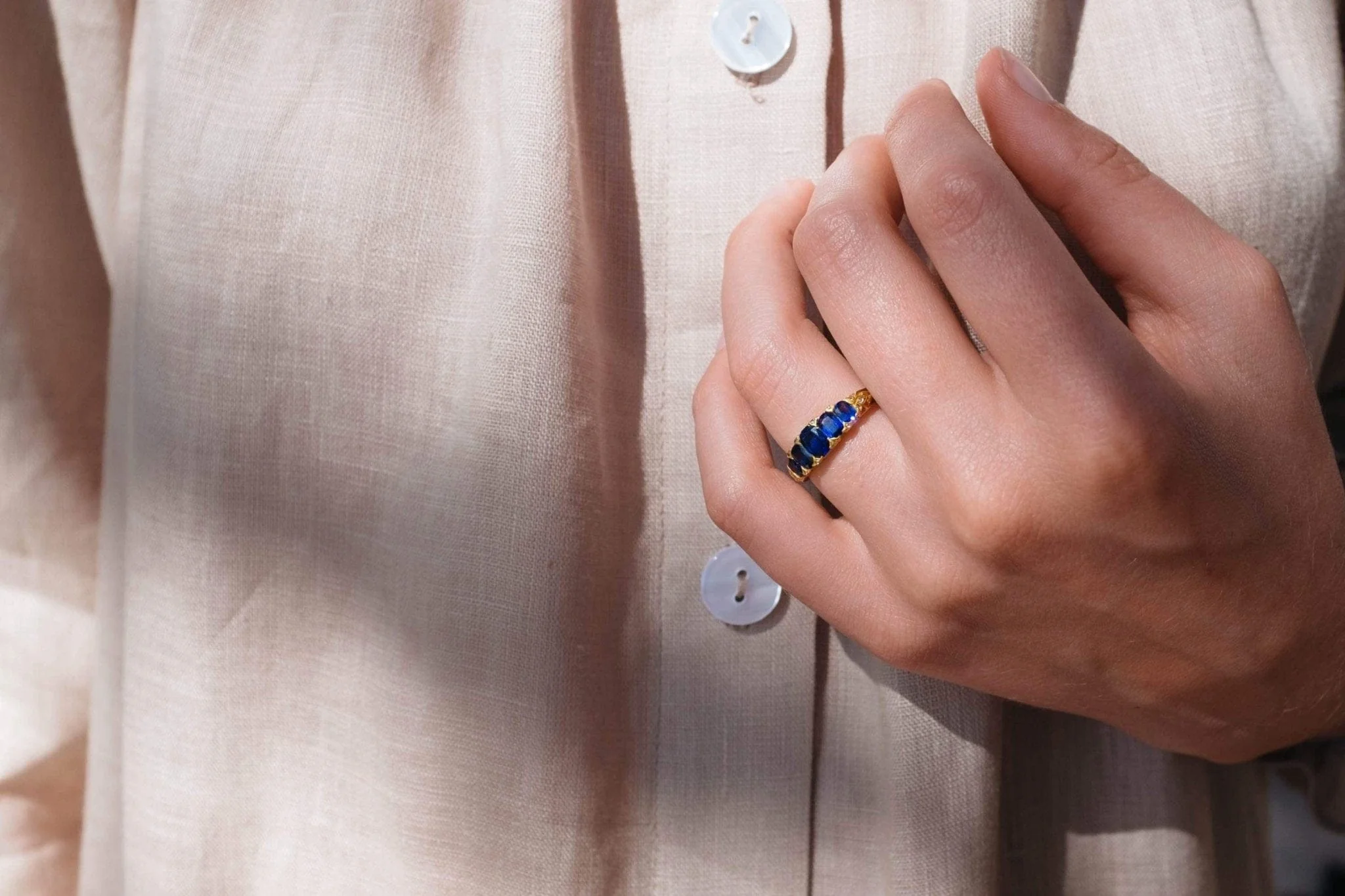 VICTORIAN SAPPHIRE AND DIAMOND FIVE STONE RING - Image 5