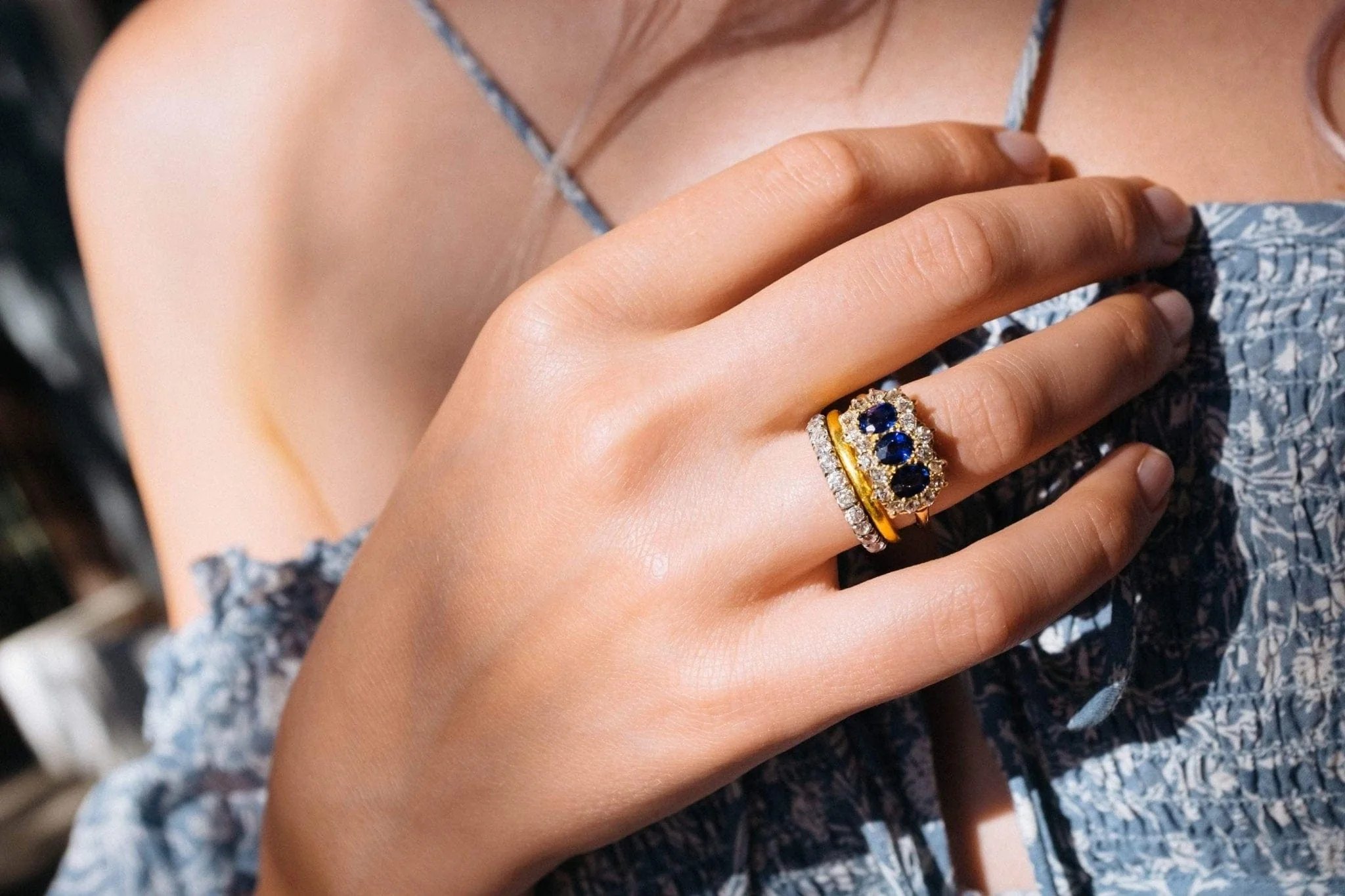 VICTORIAN SAPPHIRE AND DIAMOND THREE STONE ENGAGEMENT RING - Image 5