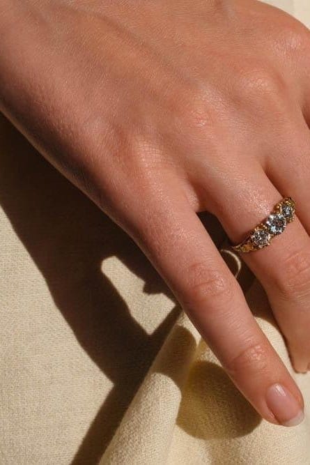 VICTORIAN THREE STONE DIAMOND ENGAGEMENT RING - Image 5