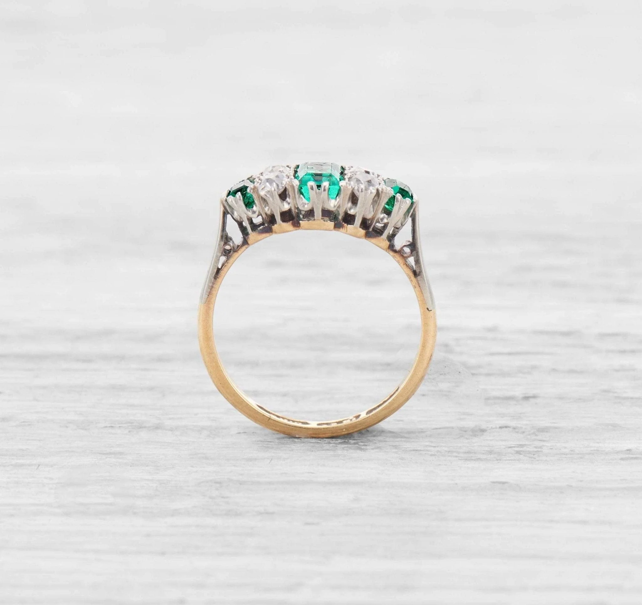 VINTAGE EMERALD AND DIAMOND ENGAGEMENT RING - Image 4