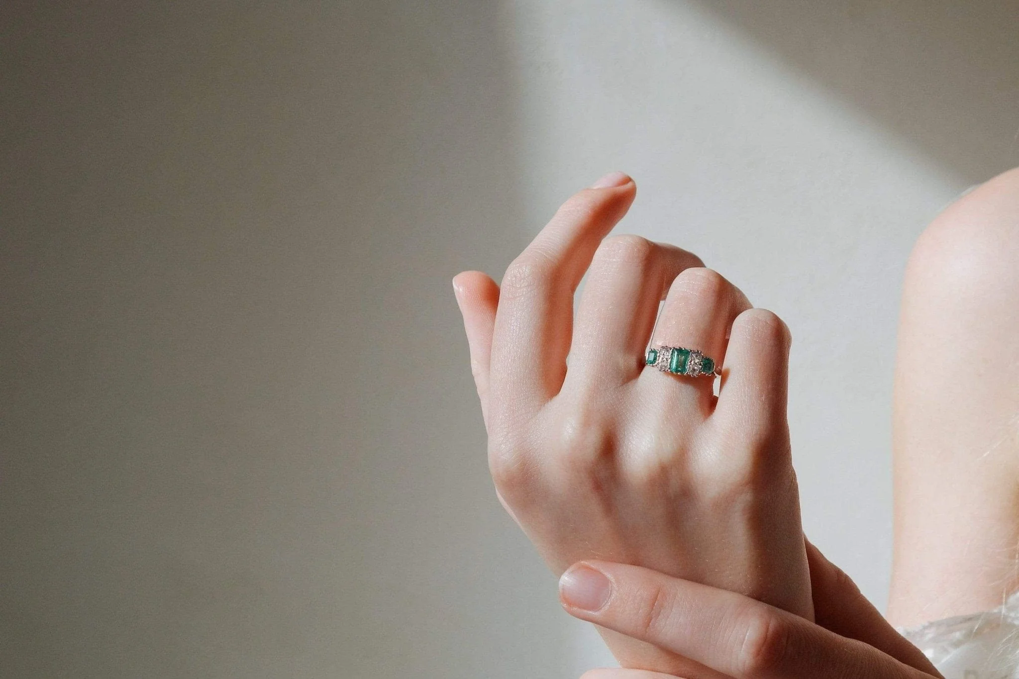 VINTAGE EMERALD AND DIAMOND ENGAGEMENT RING - Image 5