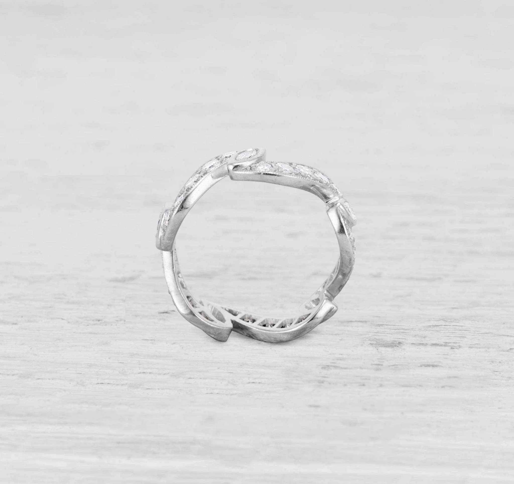 VINTAGE MID-CENTURY DIAMOND AND PLATINUM WEDDING BAND RING SIZE 7.75 - Image 2