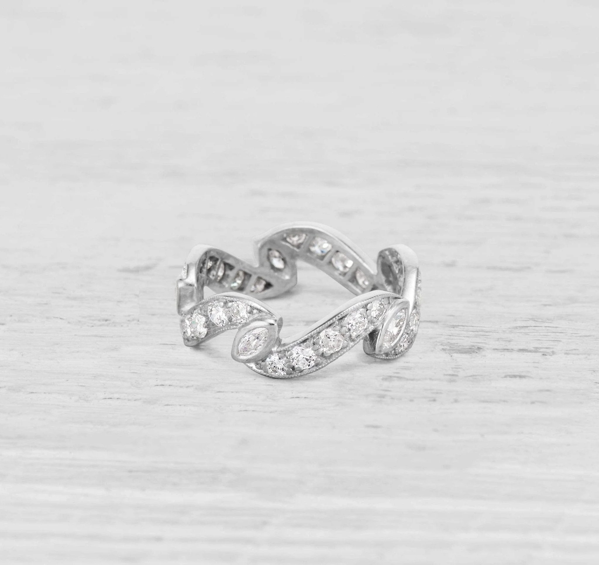 VINTAGE MID-CENTURY DIAMOND AND PLATINUM WEDDING BAND RING SIZE 7.75 - Image 3