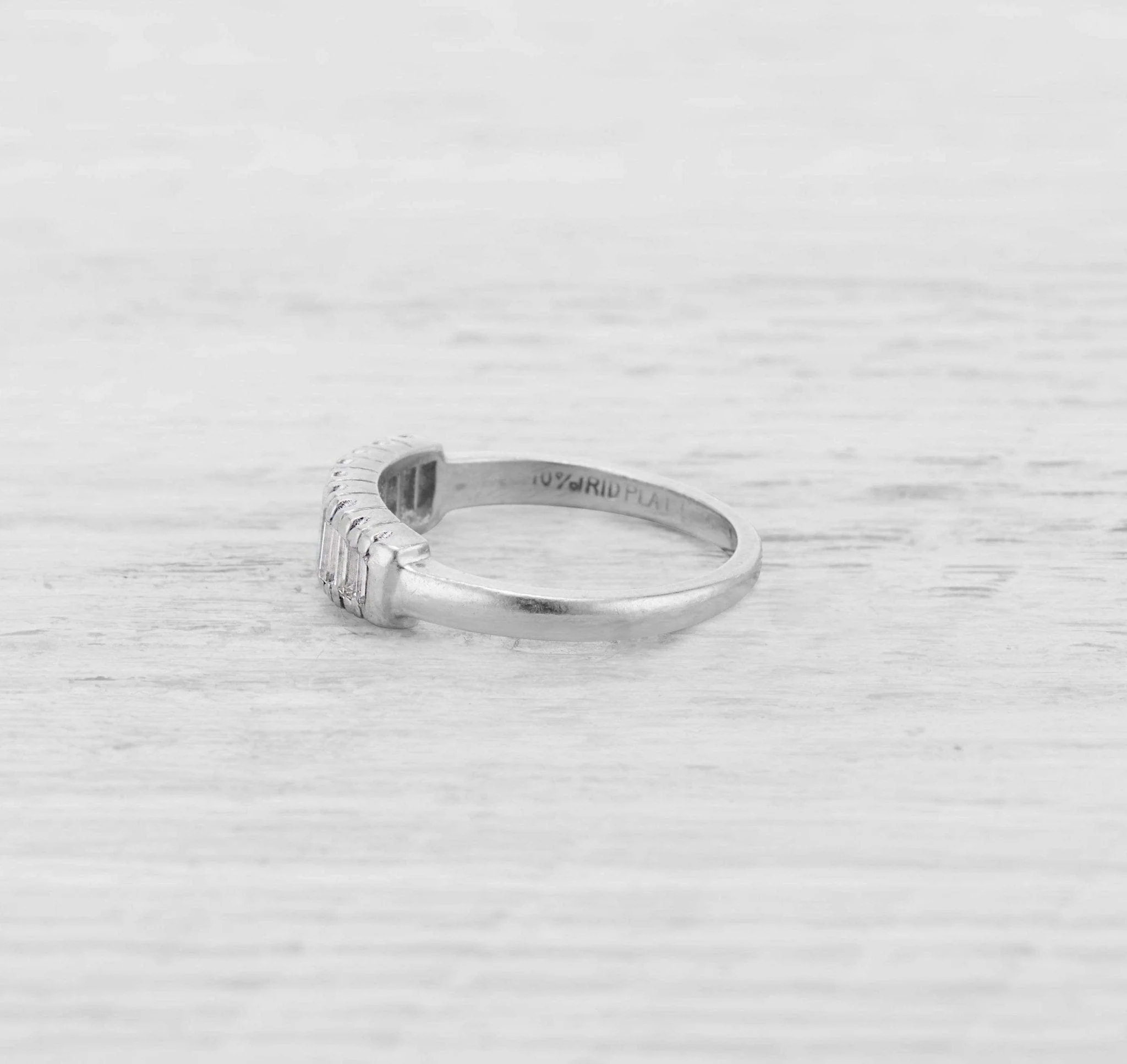 VINTAGE MID-CENTURY DIAMOND AND PLATINUM WEDDING BAND - Image 3