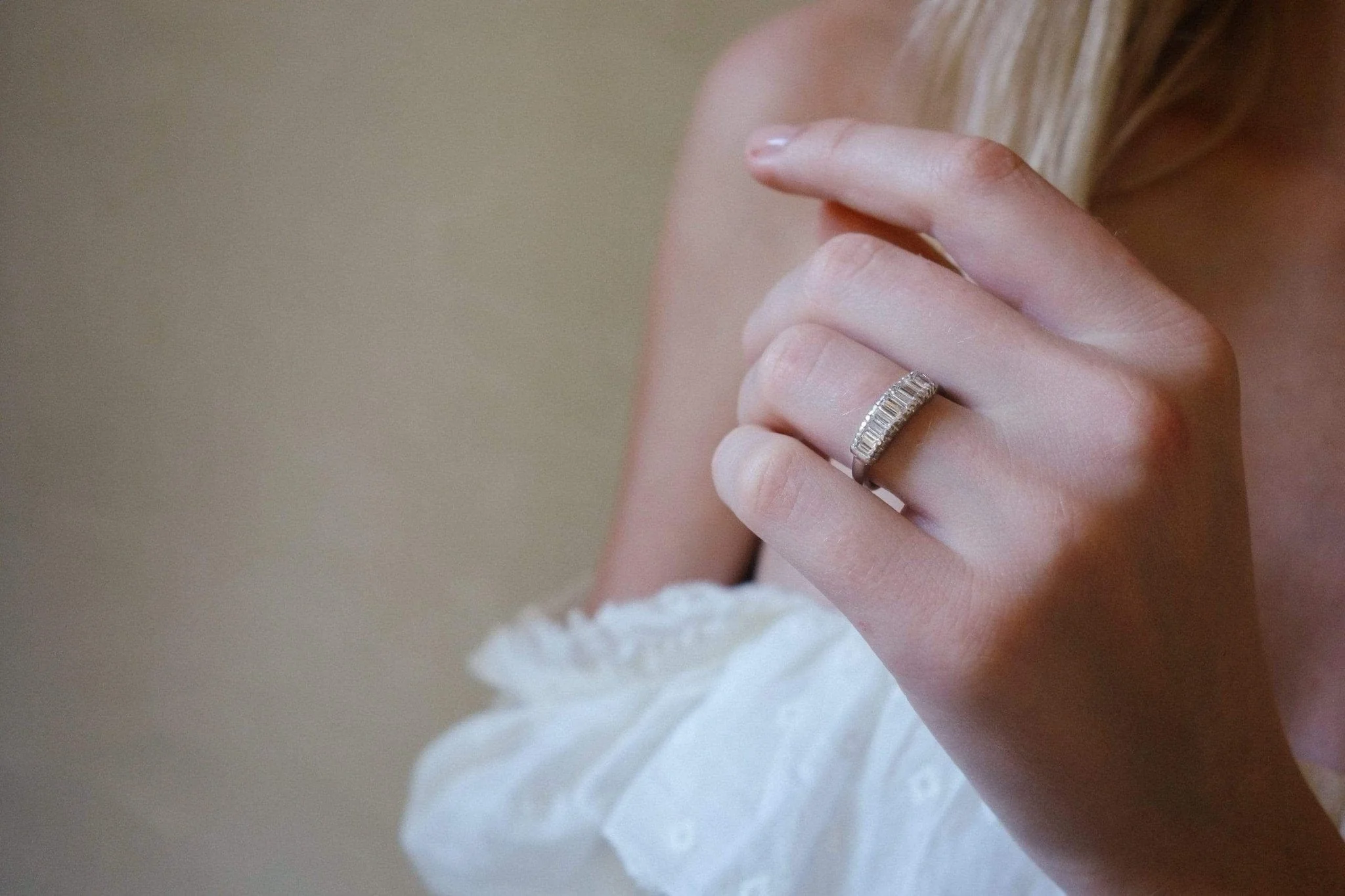 VINTAGE MID-CENTURY DIAMOND AND PLATINUM WEDDING BAND - Image 5