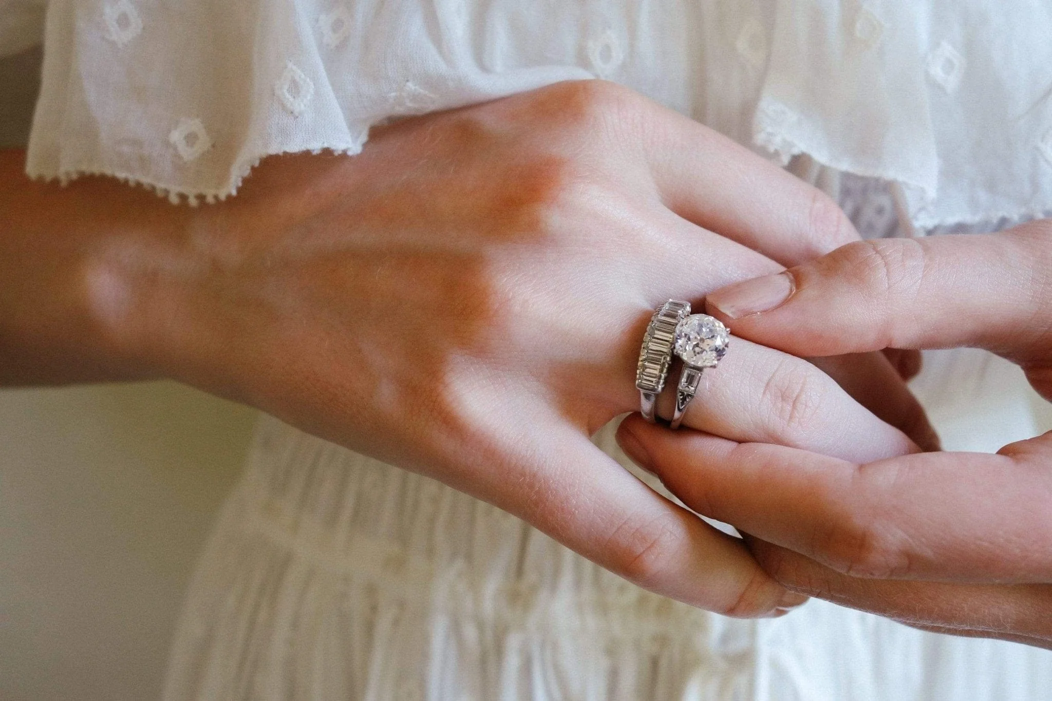 VINTAGE MID-CENTURY DIAMOND AND PLATINUM WEDDING BAND - Image 6