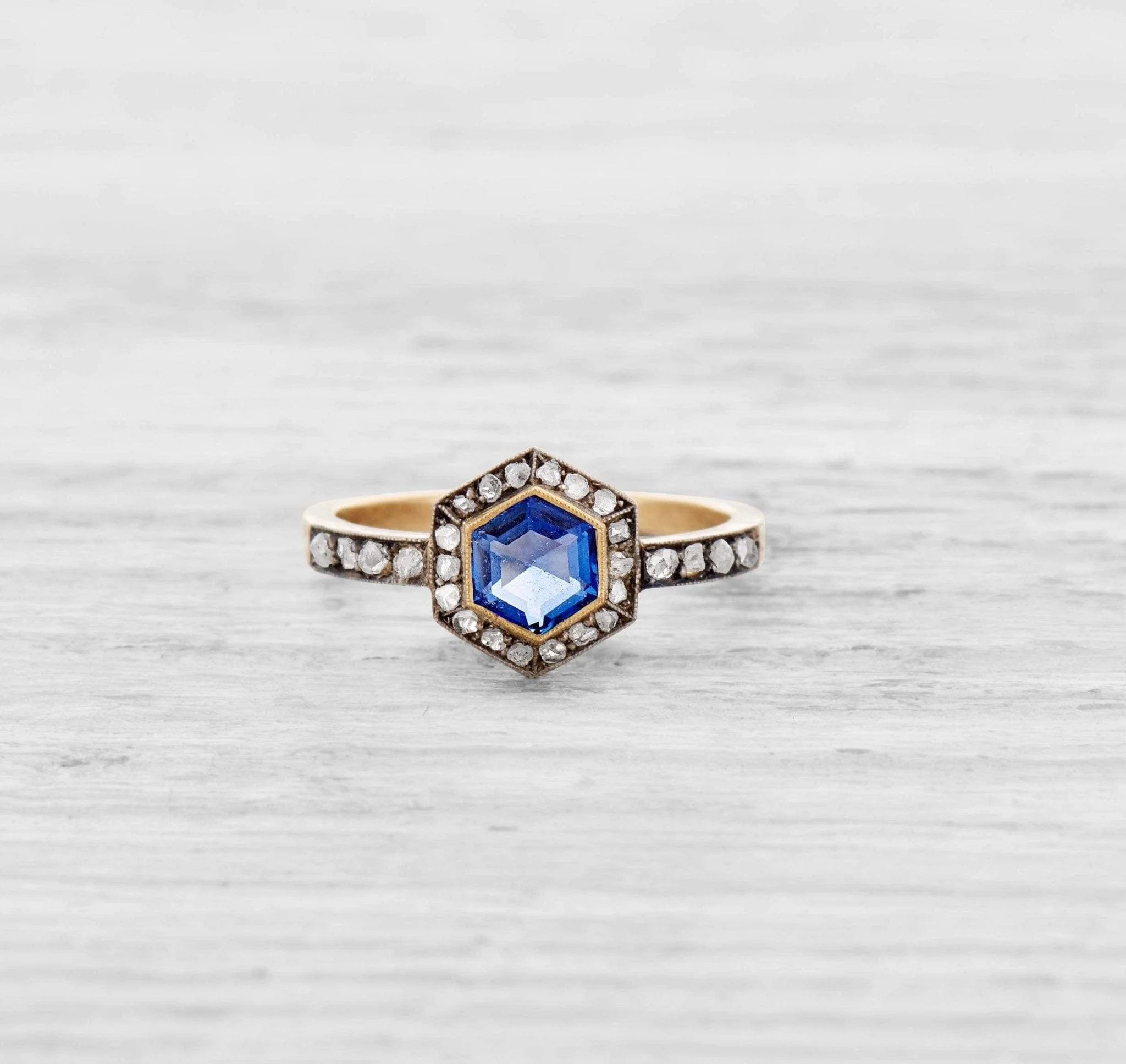 VINTAGE SAPPHIRE AND DIAMOND ENGAGEMENT RING - Image 2