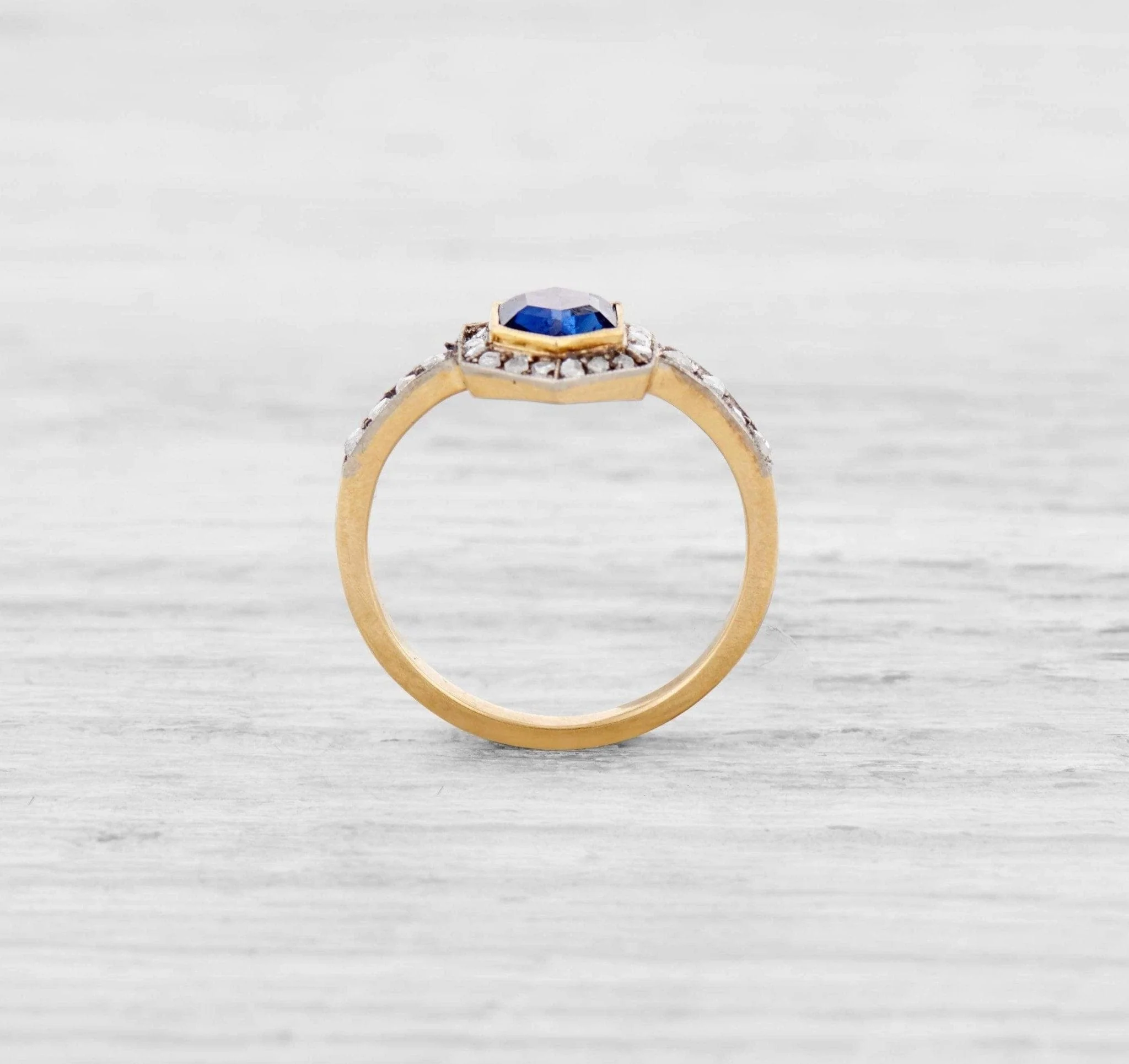 VINTAGE SAPPHIRE AND DIAMOND ENGAGEMENT RING - Image 3